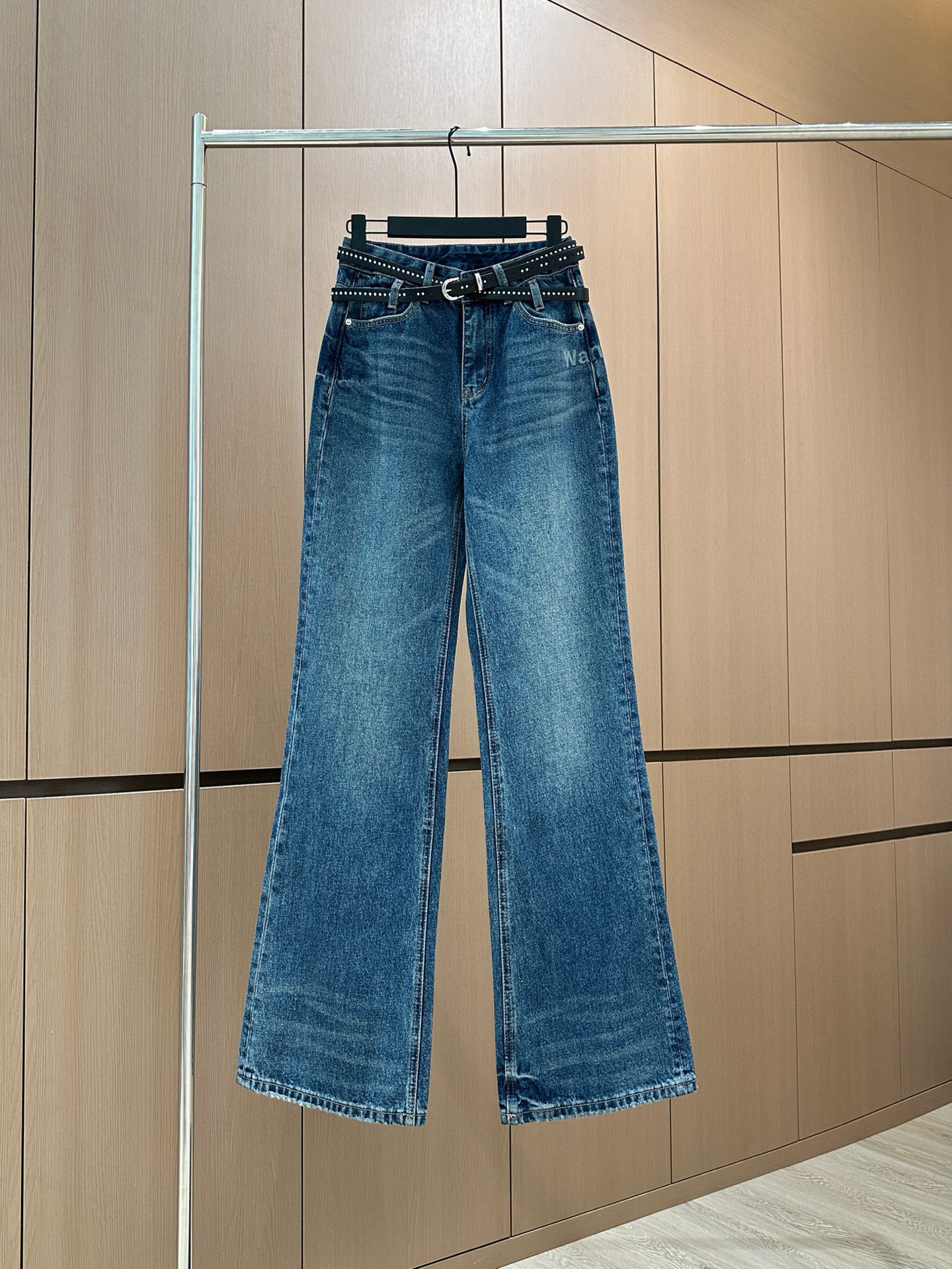 🛒𝐍𝐄𝐖 · 𝟐𝟎𝟐5/爆款现货设计师 原创｜女神同款双腰带牛仔裤 这款牛仔裤选用优质面料，工艺洗水， 