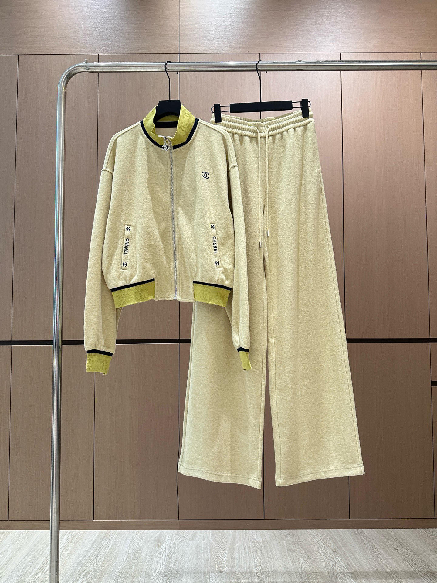 🛒𝐍𝐄𝐖 · 𝟐𝟎𝟐5/爆款现货设计师 原创|撞色拼接休闲套装立领拉链休闲外套,搭配抽绳休闲裤,定制面料