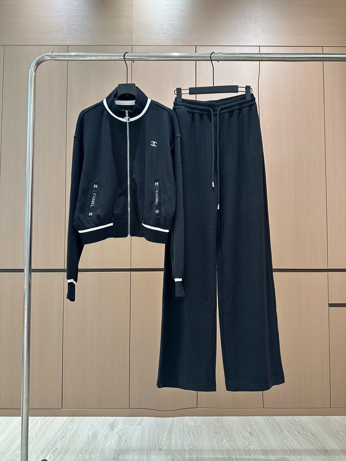 🛒𝐍𝐄𝐖 · 𝟐𝟎𝟐5/爆款现货设计师 原创|撞色拼接休闲套装立领拉链休闲外套,搭配抽绳休闲裤,定制面料