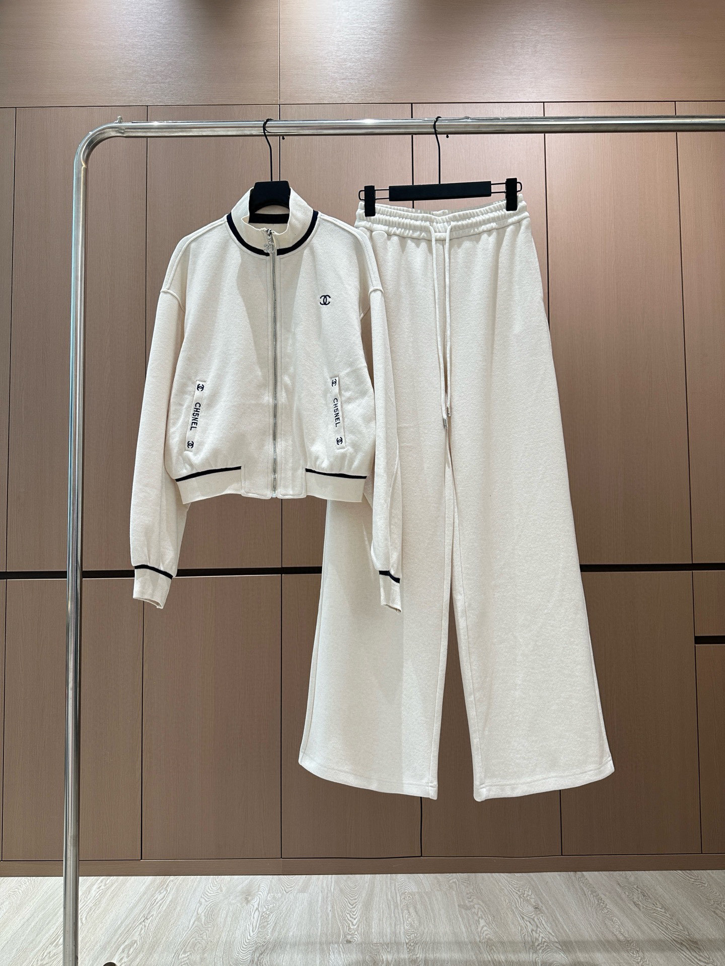 🛒𝐍𝐄𝐖 · 𝟐𝟎𝟐5/爆款现货设计师 原创|撞色拼接休闲套装立领拉链休闲外套,搭配抽绳休闲裤,定制面料