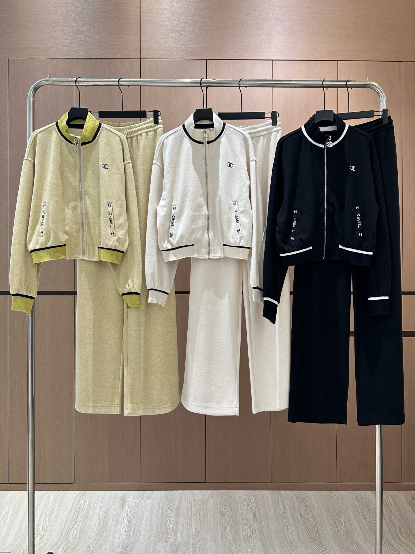 🛒𝐍𝐄𝐖 · 𝟐𝟎𝟐5/爆款现货设计师 原创｜撞色拼接休闲套装立领拉链休闲外套，搭配抽绳休闲裤，定制面料