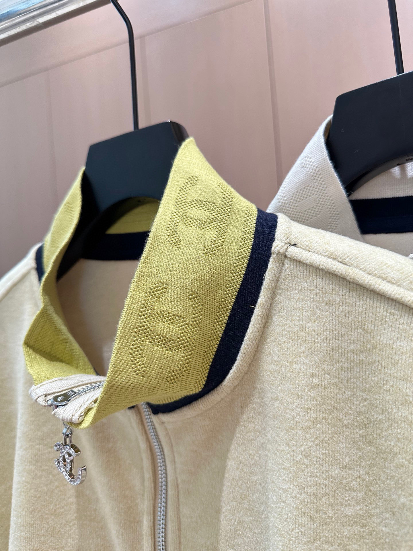 🛒𝐍𝐄𝐖 · 𝟐𝟎𝟐5/爆款现货设计师 原创|撞色拼接休闲套装立领拉链休闲外套,搭配抽绳休闲裤,定制面料