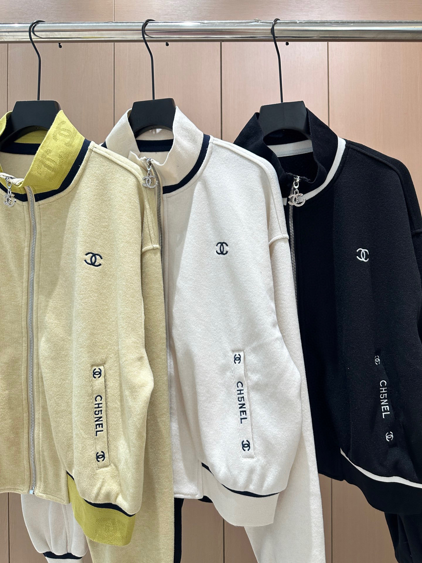 🛒𝐍𝐄𝐖 · 𝟐𝟎𝟐5/爆款现货设计师 原创|撞色拼接休闲套装立领拉链休闲外套,搭配抽绳休闲裤,定制面料