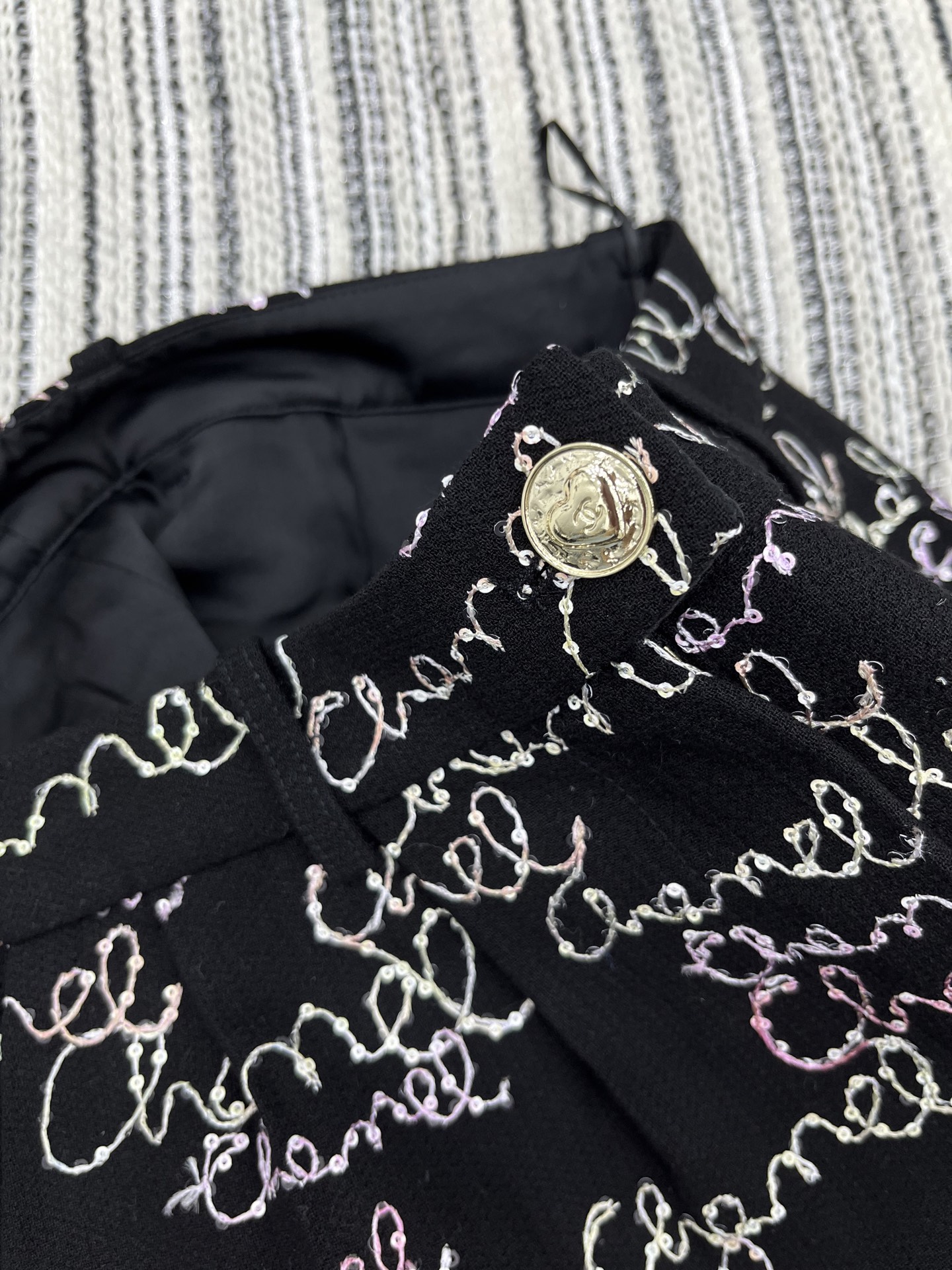 🛒𝐍𝐄𝐖 · 𝟐𝟎𝟐5/爆款原单品质 Chane* ｜2025新品手工坊系列珠片盘花刺绣短裤 系列款定制