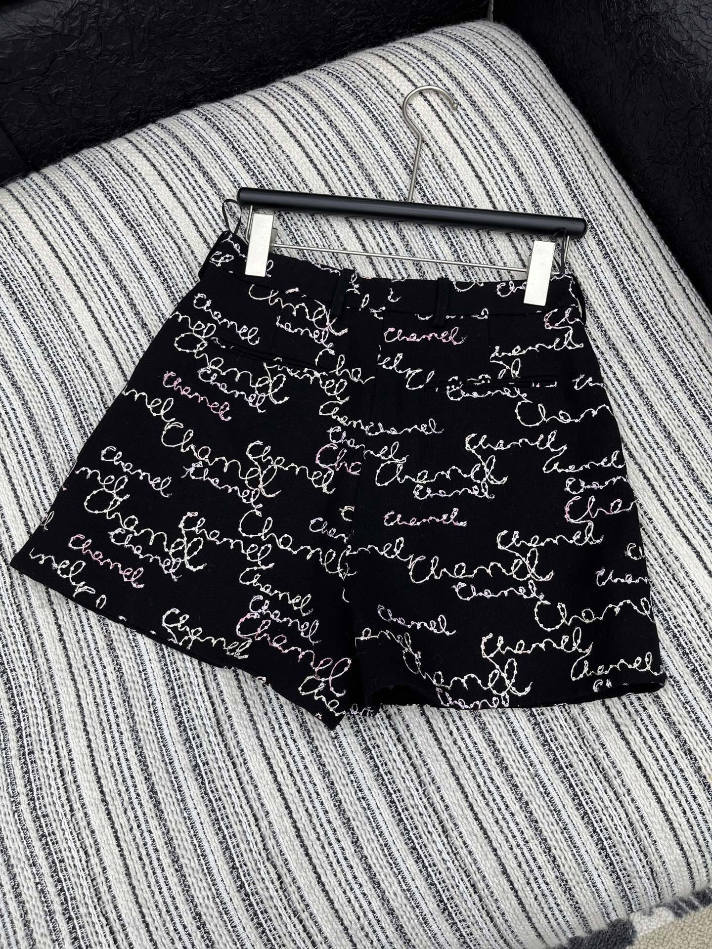 🛒𝐍𝐄𝐖 · 𝟐𝟎𝟐5/爆款原单品质 Chane* ｜2025新品手工坊系列珠片盘花刺绣短裤 系列款定制