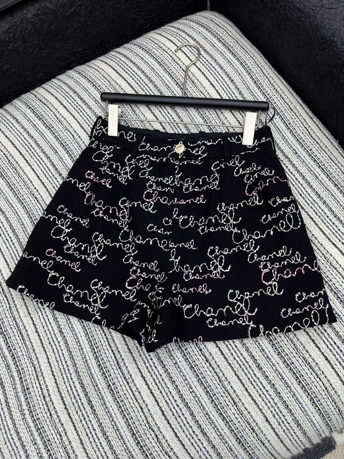 🛒𝐍𝐄𝐖 · 𝟐𝟎𝟐5/爆款原单品质 Chane* ｜2025新品手工坊系列珠片盘花刺绣短裤 系列款定制