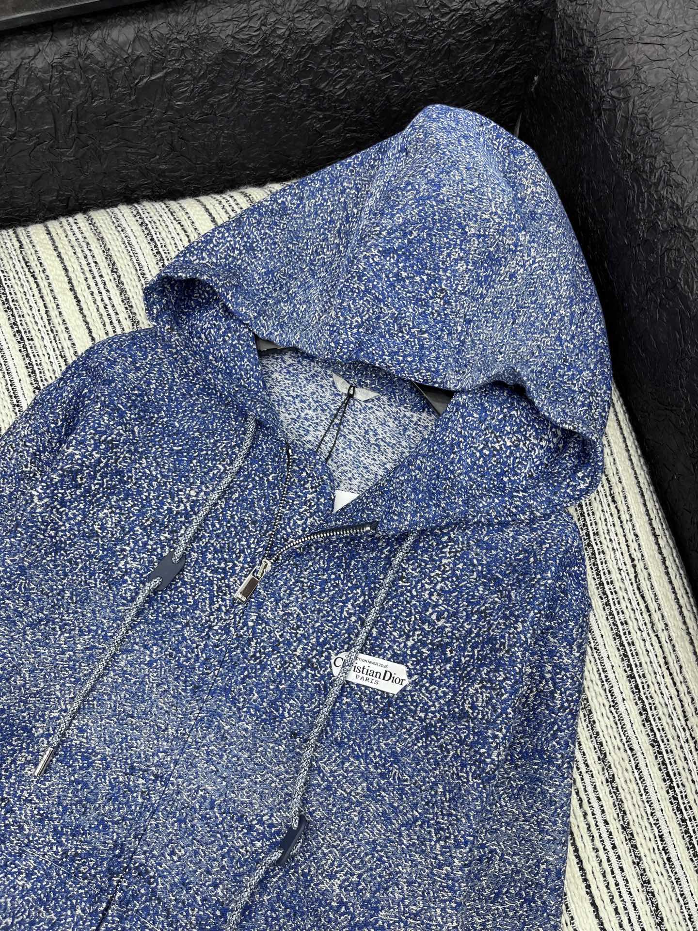 🛒𝐍𝐄𝐖 · 𝟐𝟎𝟐5/爆款现货【原版定制】 Dio*｜2025新款渐变混色廓形带帽外套利落剪裁勾勒身形