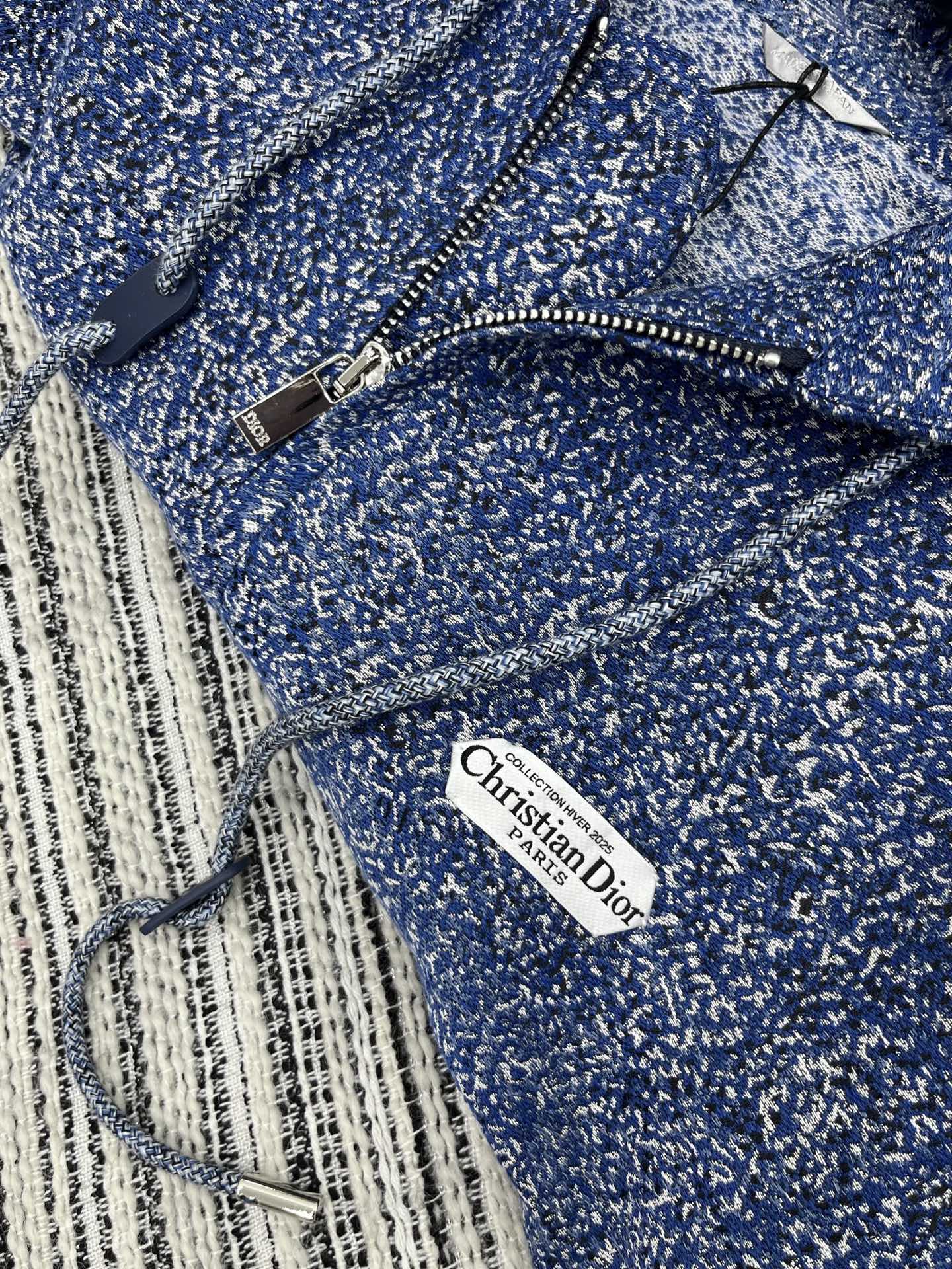 🛒𝐍𝐄𝐖 · 𝟐𝟎𝟐5/爆款现货【原版定制】 Dio*｜2025新款渐变混色廓形带帽外套利落剪裁勾勒身形