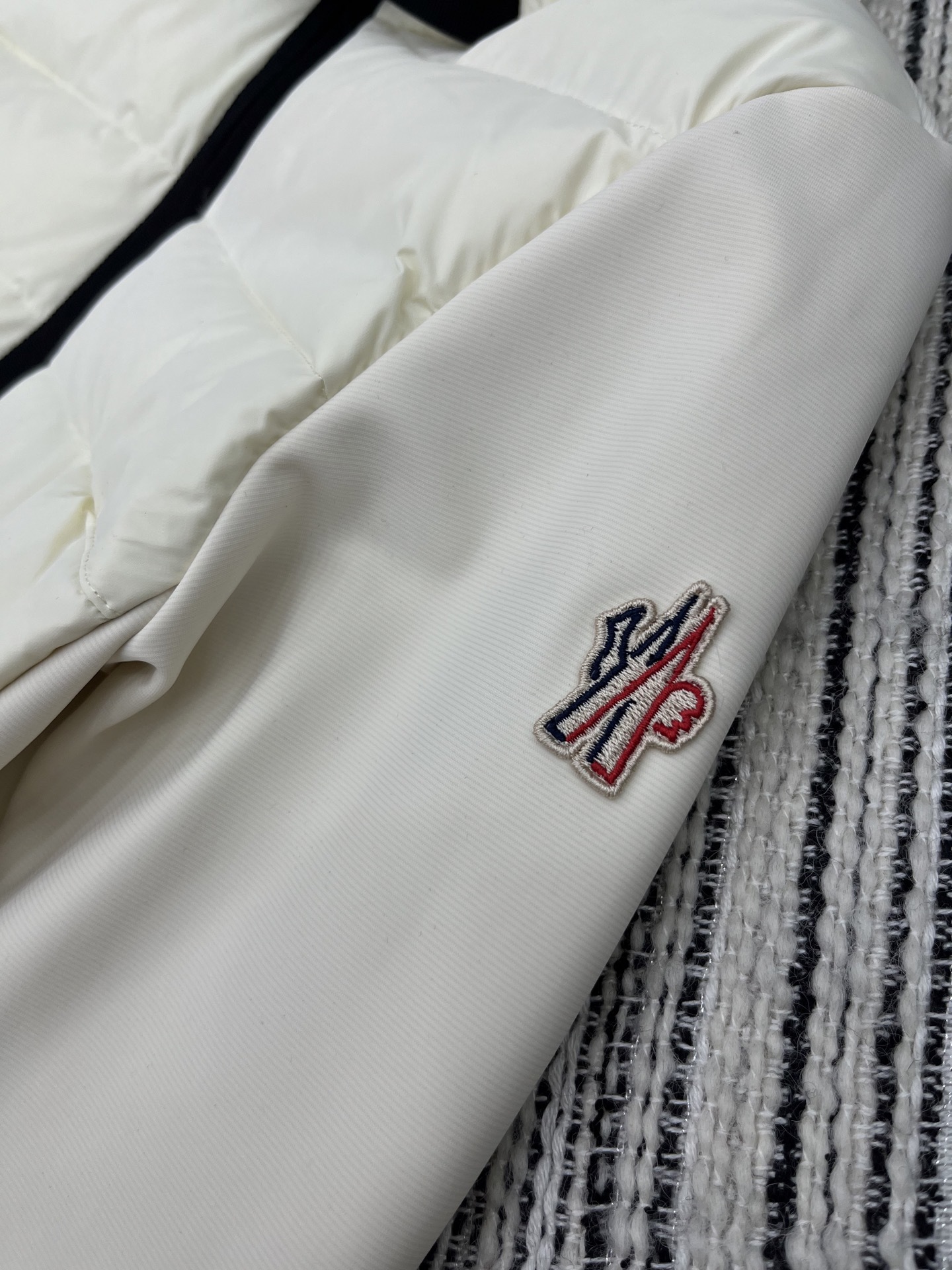 🛒𝐍𝐄𝐖 · 𝟐𝟎𝟐5/爆款现货【原版订制】Mon*|25秋冬新品防风收腰羽绒服外套极致修身的版型,大工