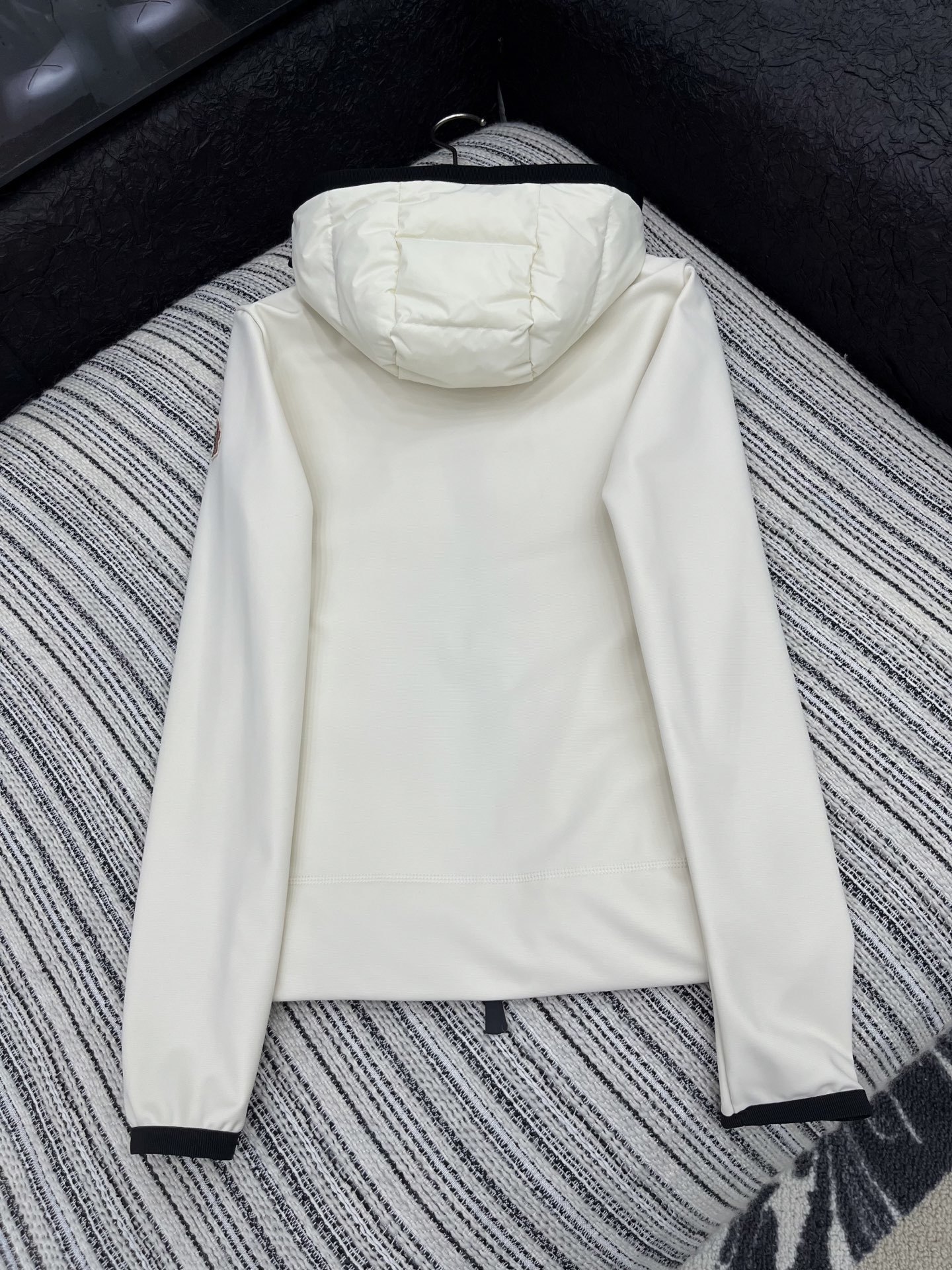 🛒𝐍𝐄𝐖 · 𝟐𝟎𝟐5/爆款现货【原版订制】Mon*|25秋冬新品防风收腰羽绒服外套极致修身的版型,大工