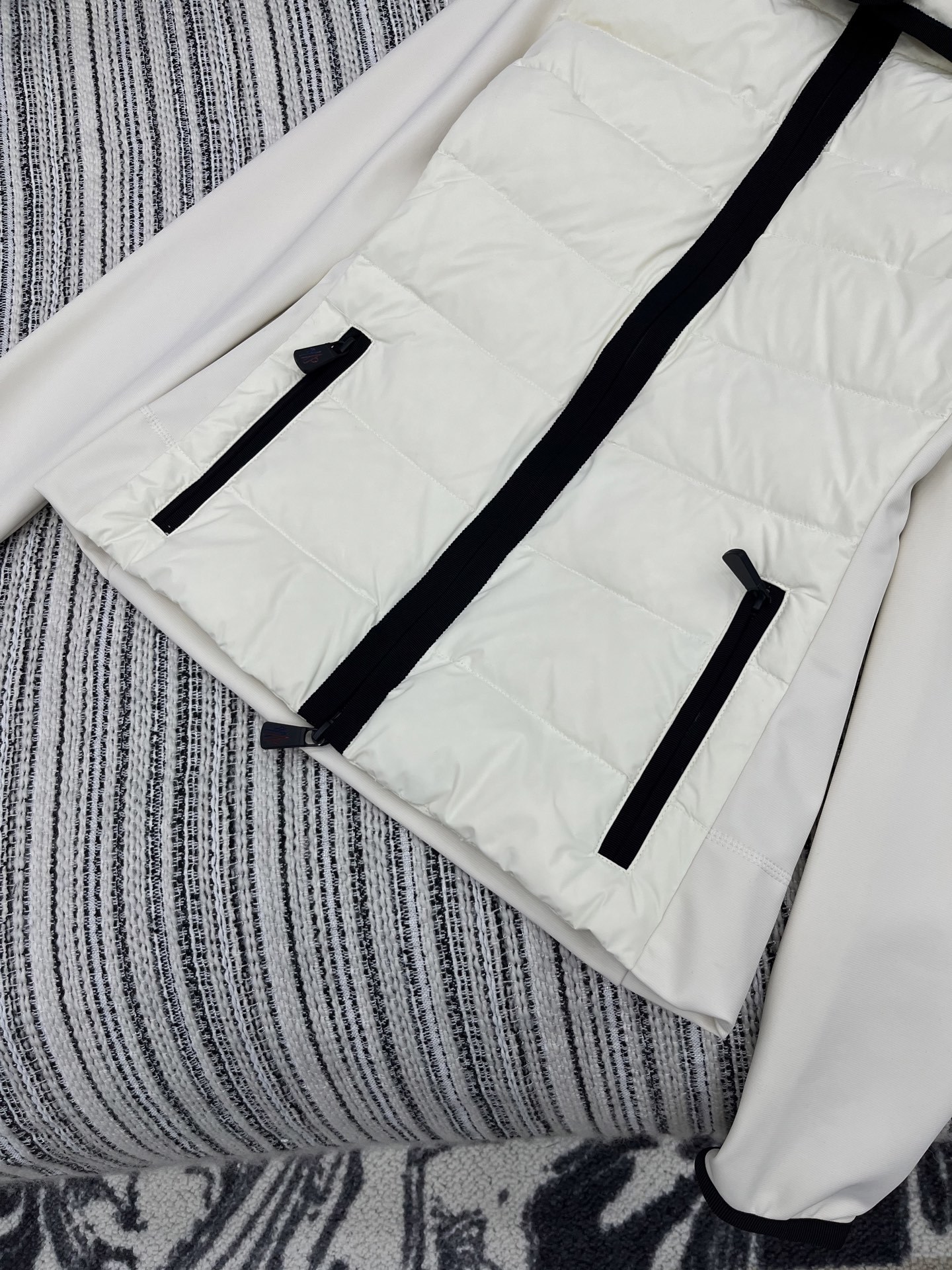 🛒𝐍𝐄𝐖 · 𝟐𝟎𝟐5/爆款现货【原版订制】Mon*|25秋冬新品防风收腰羽绒服外套极致修身的版型,大工