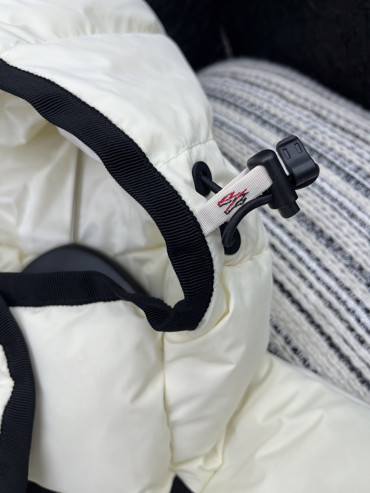 🛒𝐍𝐄𝐖 · 𝟐𝟎𝟐5/爆款现货【原版订制】Mon*|25秋冬新品防风收腰羽绒服外套极致修身的版型,大工