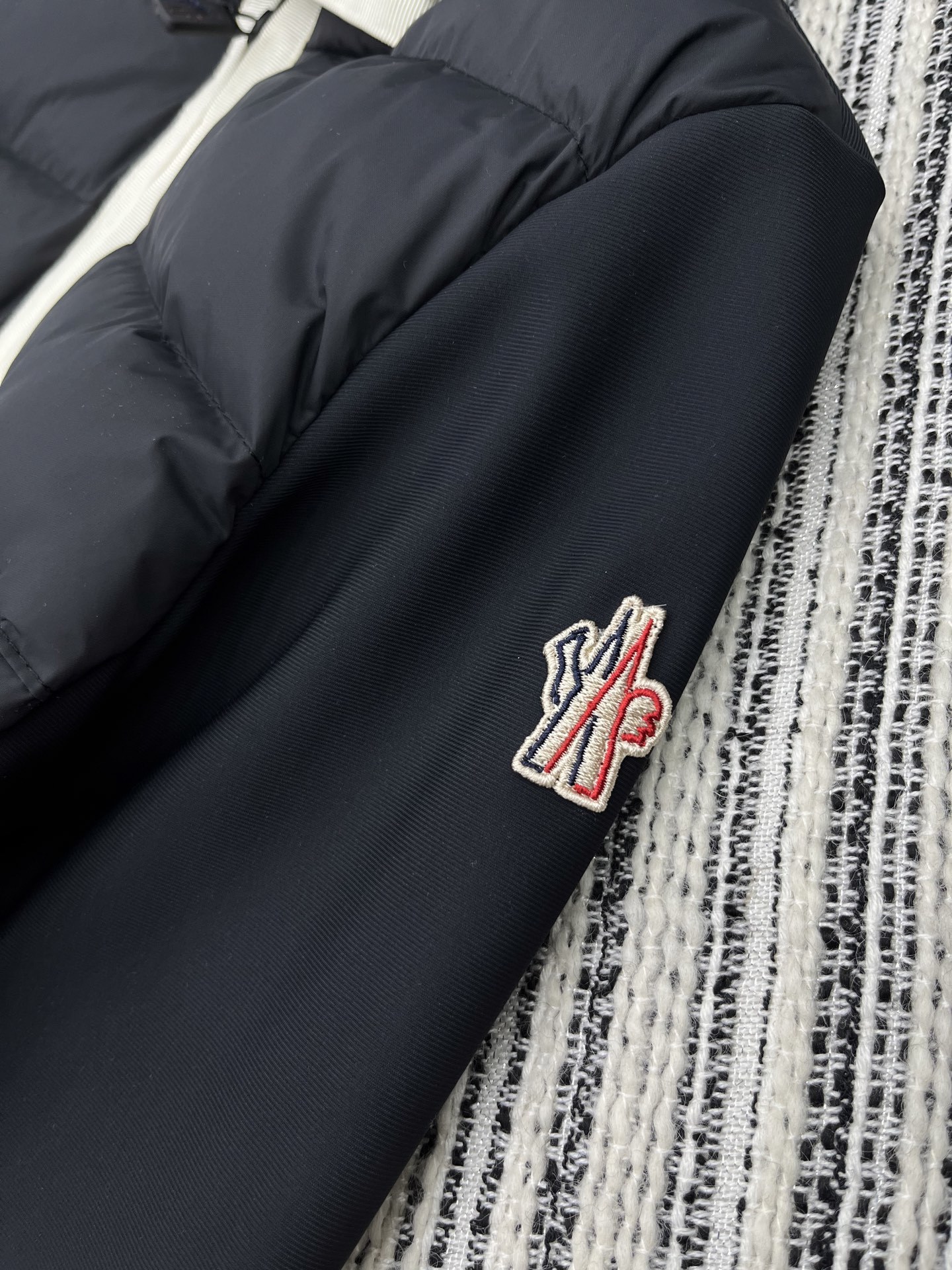 🛒𝐍𝐄𝐖 · 𝟐𝟎𝟐5/爆款现货【原版订制】Mon*|25秋冬新品防风收腰羽绒服外套极致修身的版型,大工