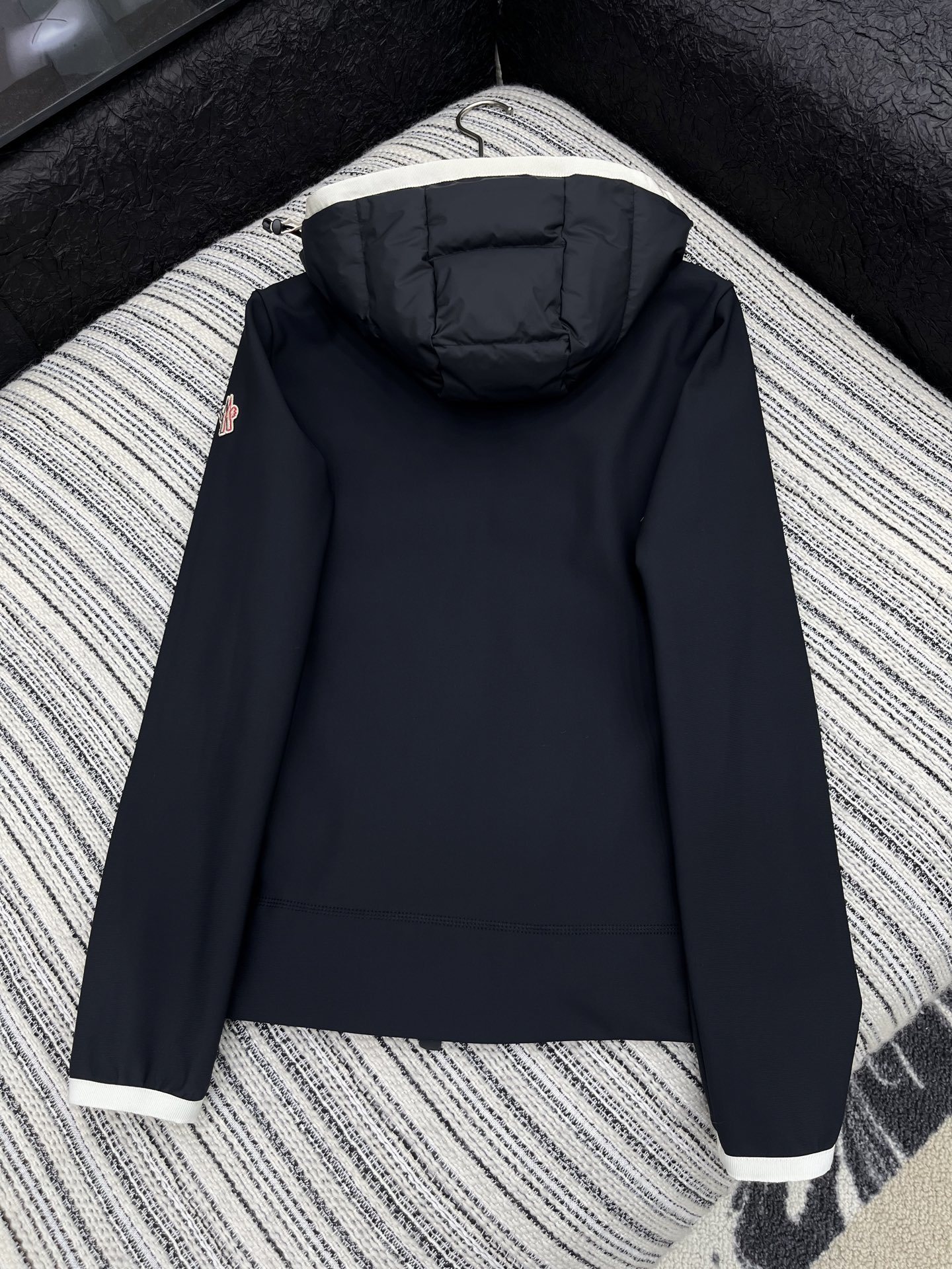 🛒𝐍𝐄𝐖 · 𝟐𝟎𝟐5/爆款现货【原版订制】Mon*|25秋冬新品防风收腰羽绒服外套极致修身的版型,大工