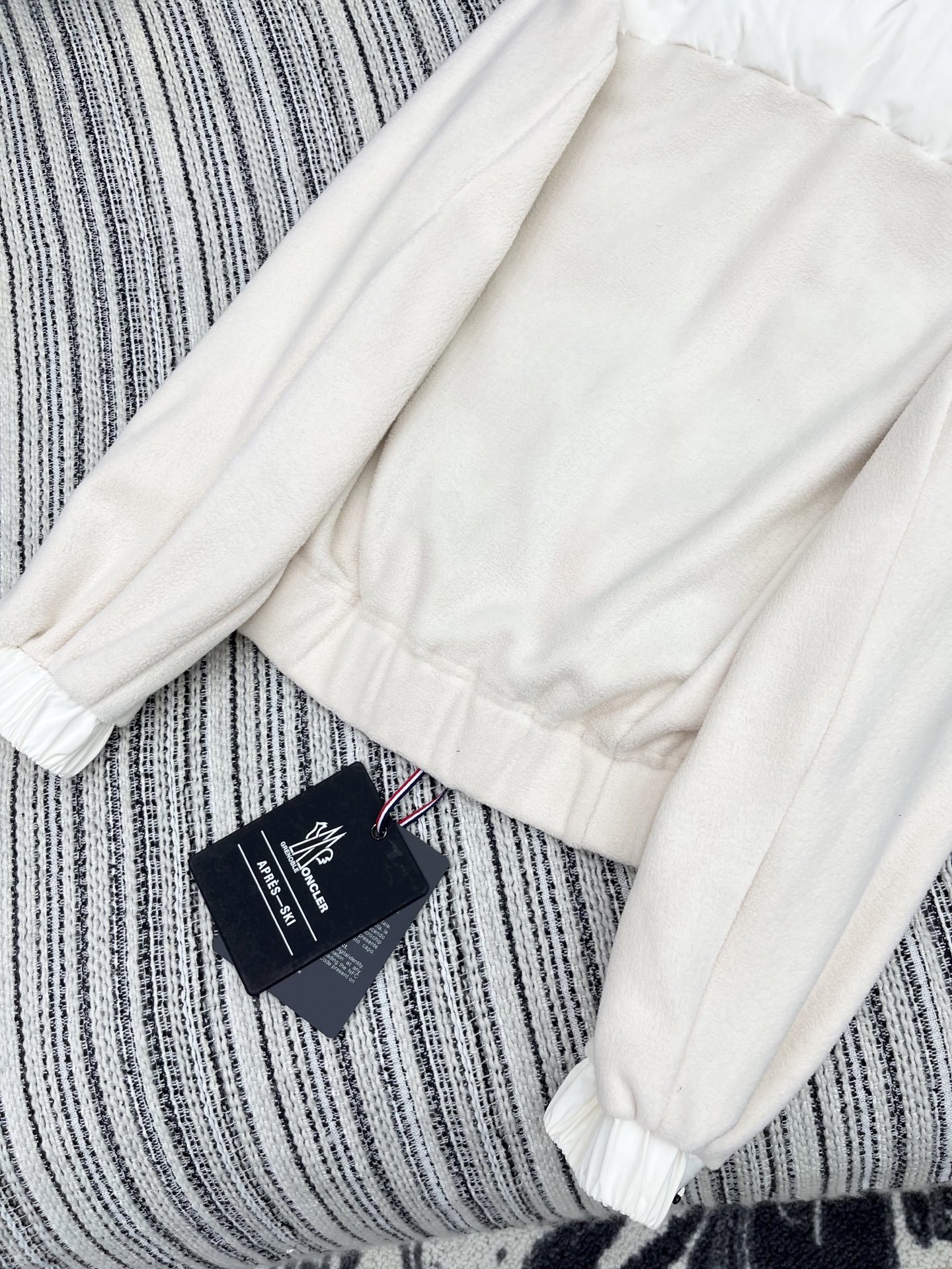 🛒𝐍𝐄𝐖 · 𝟐𝟎𝟐5/爆款现货【原版订制】Mon*|25秋冬新品立领泰迪绒拼接羽绒服外套两种面料的完美