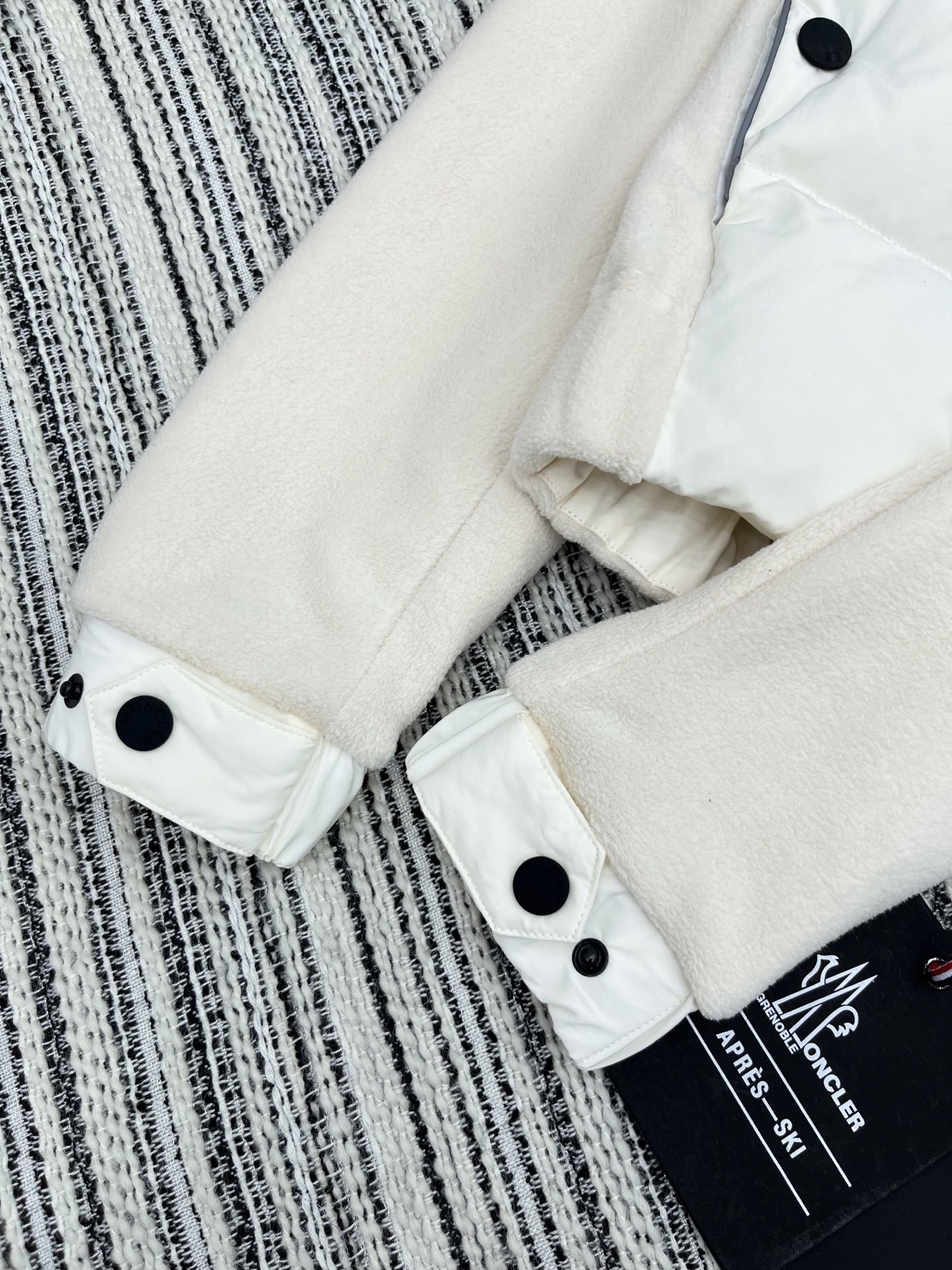 🛒𝐍𝐄𝐖 · 𝟐𝟎𝟐5/爆款现货【原版订制】Mon*|25秋冬新品立领泰迪绒拼接羽绒服外套两种面料的完美