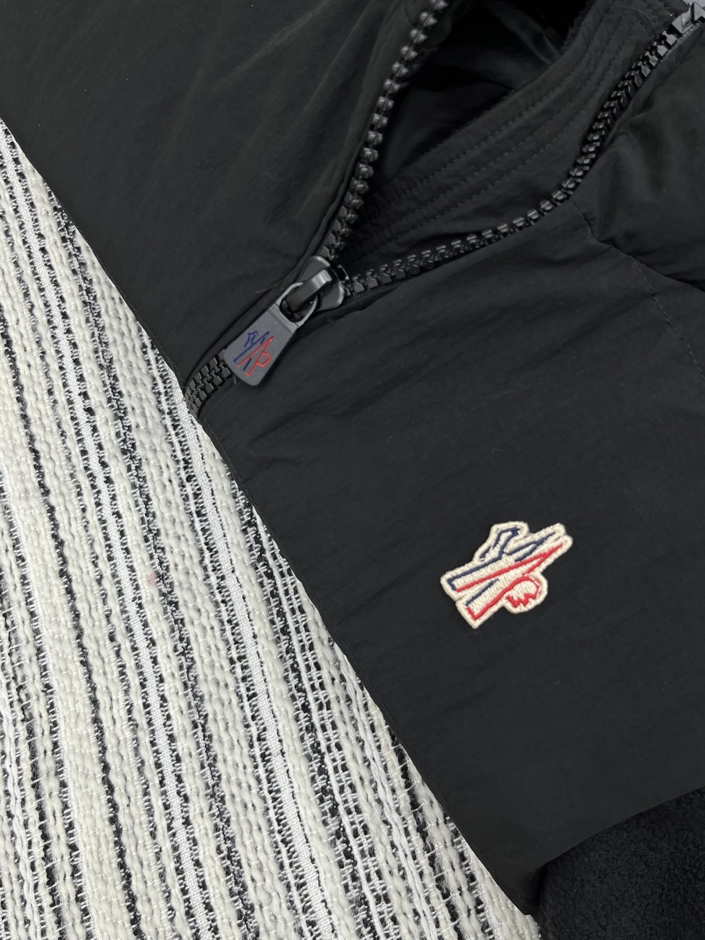 🛒𝐍𝐄𝐖 · 𝟐𝟎𝟐5/爆款现货【原版订制】Mon*|25秋冬新品立领泰迪绒拼接羽绒服外套两种面料的完美