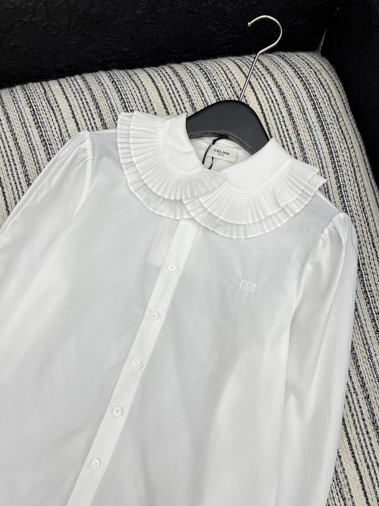 🛒𝐍𝐄𝐖 · 𝟐𝟎𝟐5/爆款现货【原版定制】Celin*｜25新款翻边风琴褶娃娃领纯色衬衫百搭高级 定制