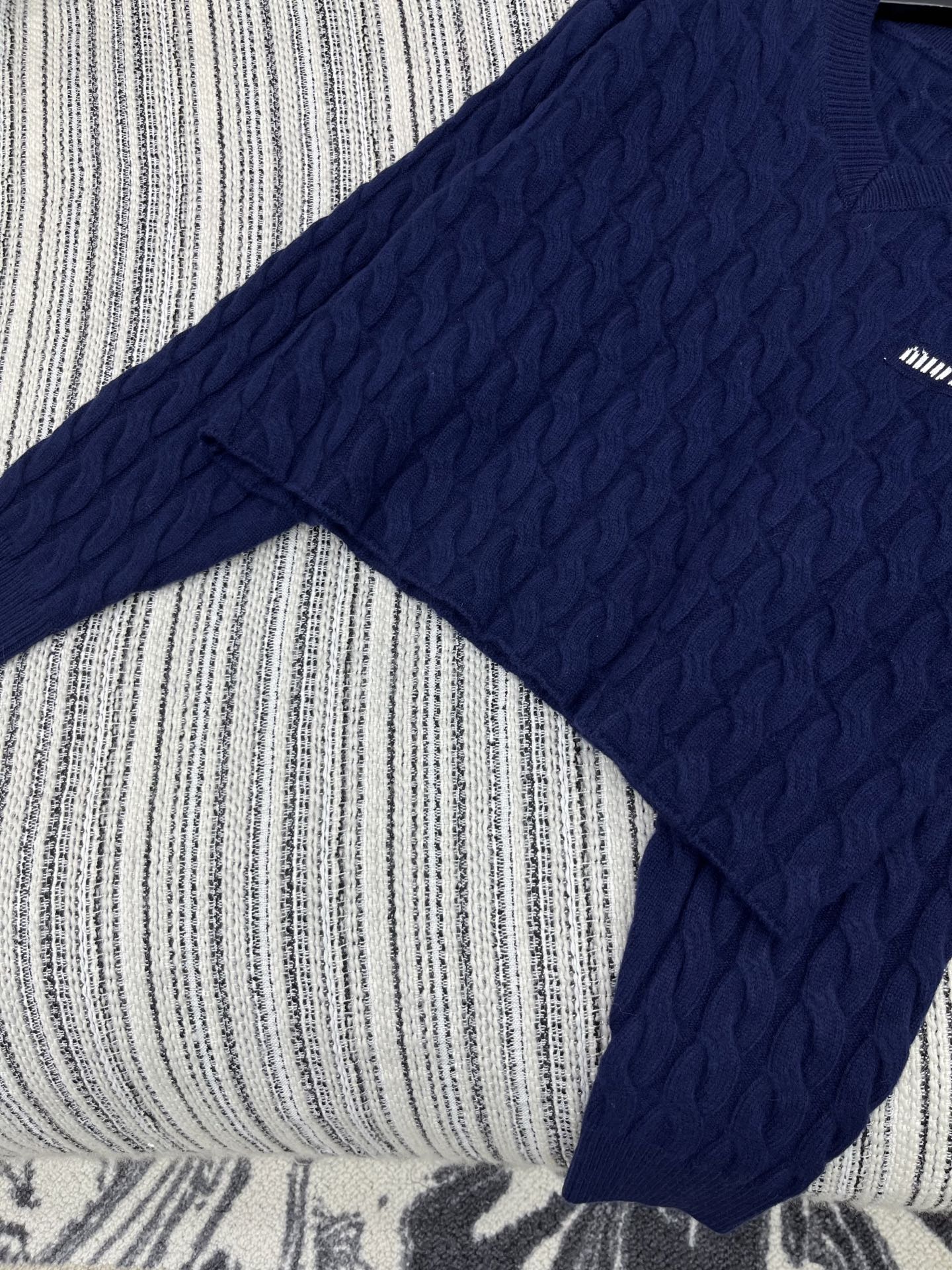 🛒𝐍𝐄𝐖 · 𝟐𝟎𝟐5/爆款现货【原版定制】Miu Mi *｜25秋冬新款圆领羊毛🦙麻花毛衣｜半裙，谁穿