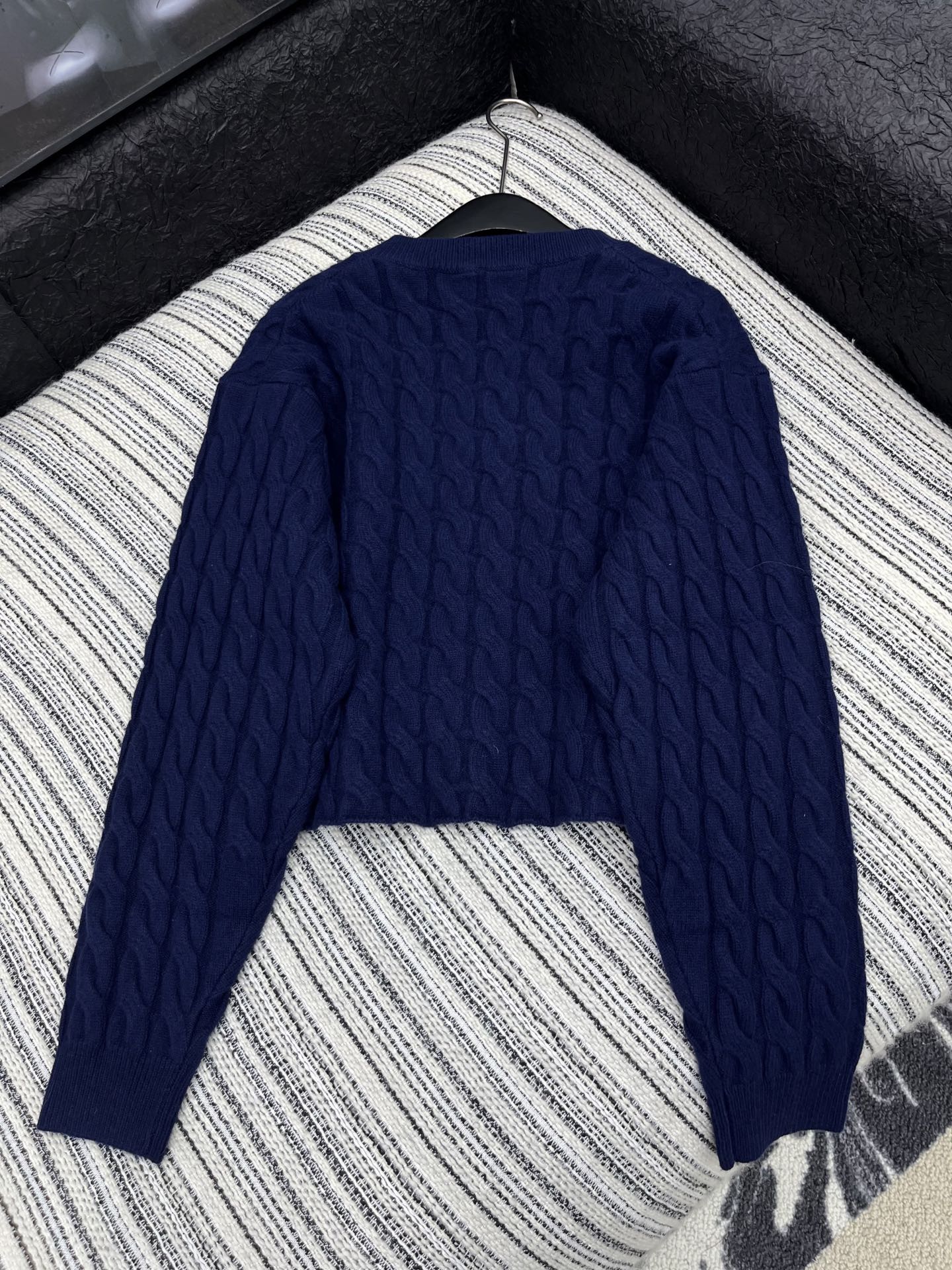 🛒𝐍𝐄𝐖 · 𝟐𝟎𝟐5/爆款现货【原版定制】Miu Mi *｜25秋冬新款圆领羊毛🦙麻花毛衣｜半裙，谁穿