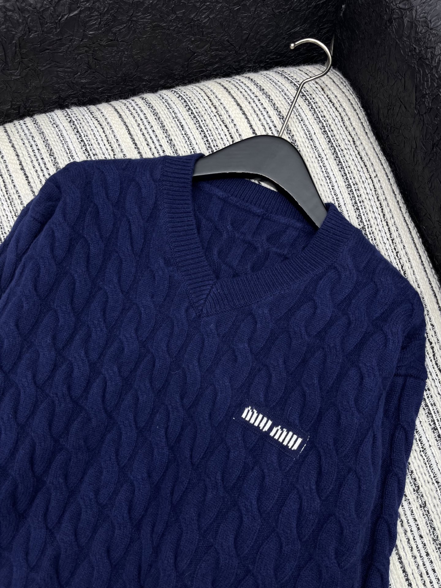 🛒𝐍𝐄𝐖 · 𝟐𝟎𝟐5/爆款现货【原版定制】Miu Mi *｜25秋冬新款圆领羊毛🦙麻花毛衣｜半裙，谁穿