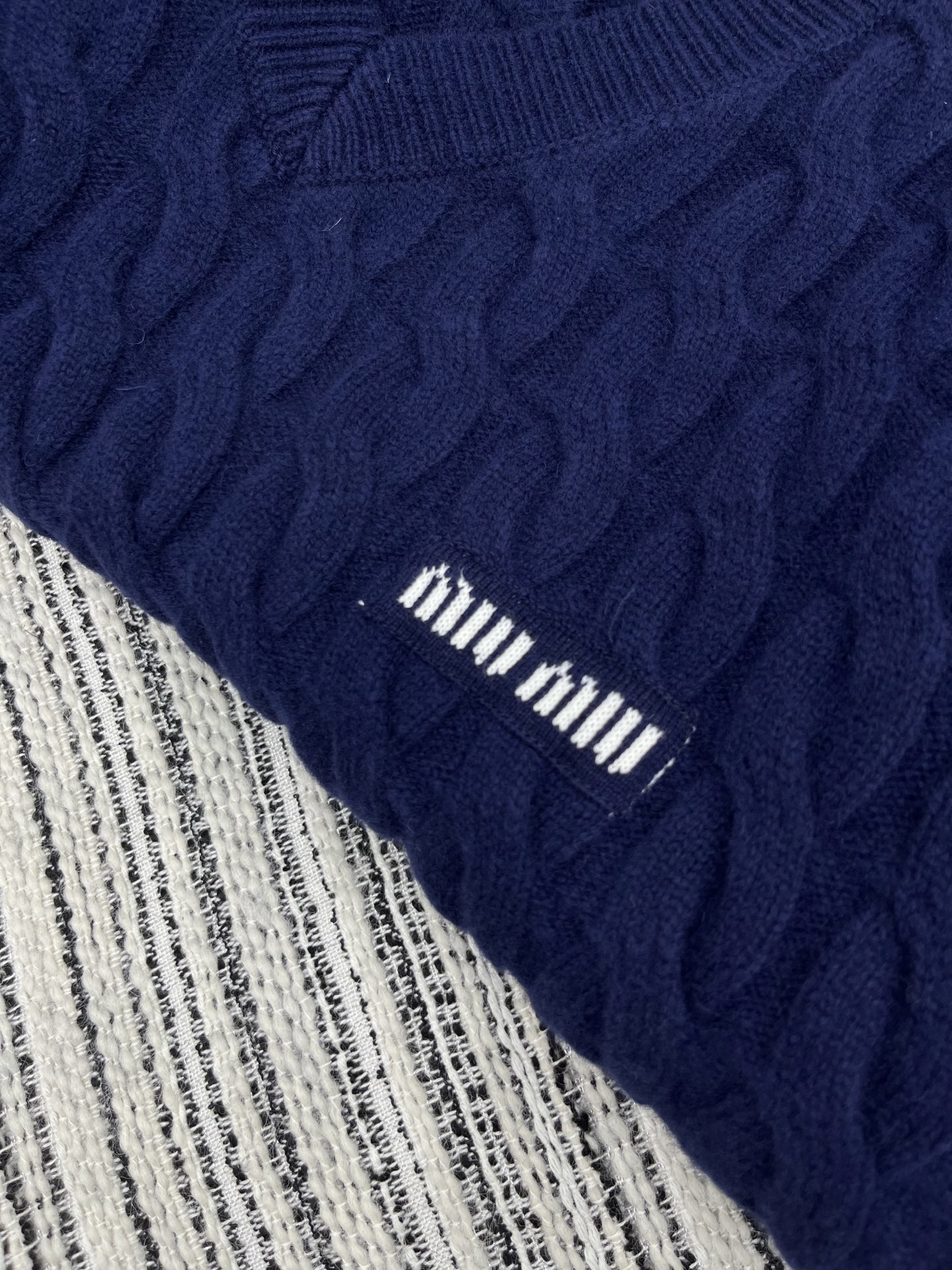 🛒𝐍𝐄𝐖 · 𝟐𝟎𝟐5/爆款现货【原版定制】Miu Mi *｜25秋冬新款圆领羊毛🦙麻花毛衣｜半裙，谁穿