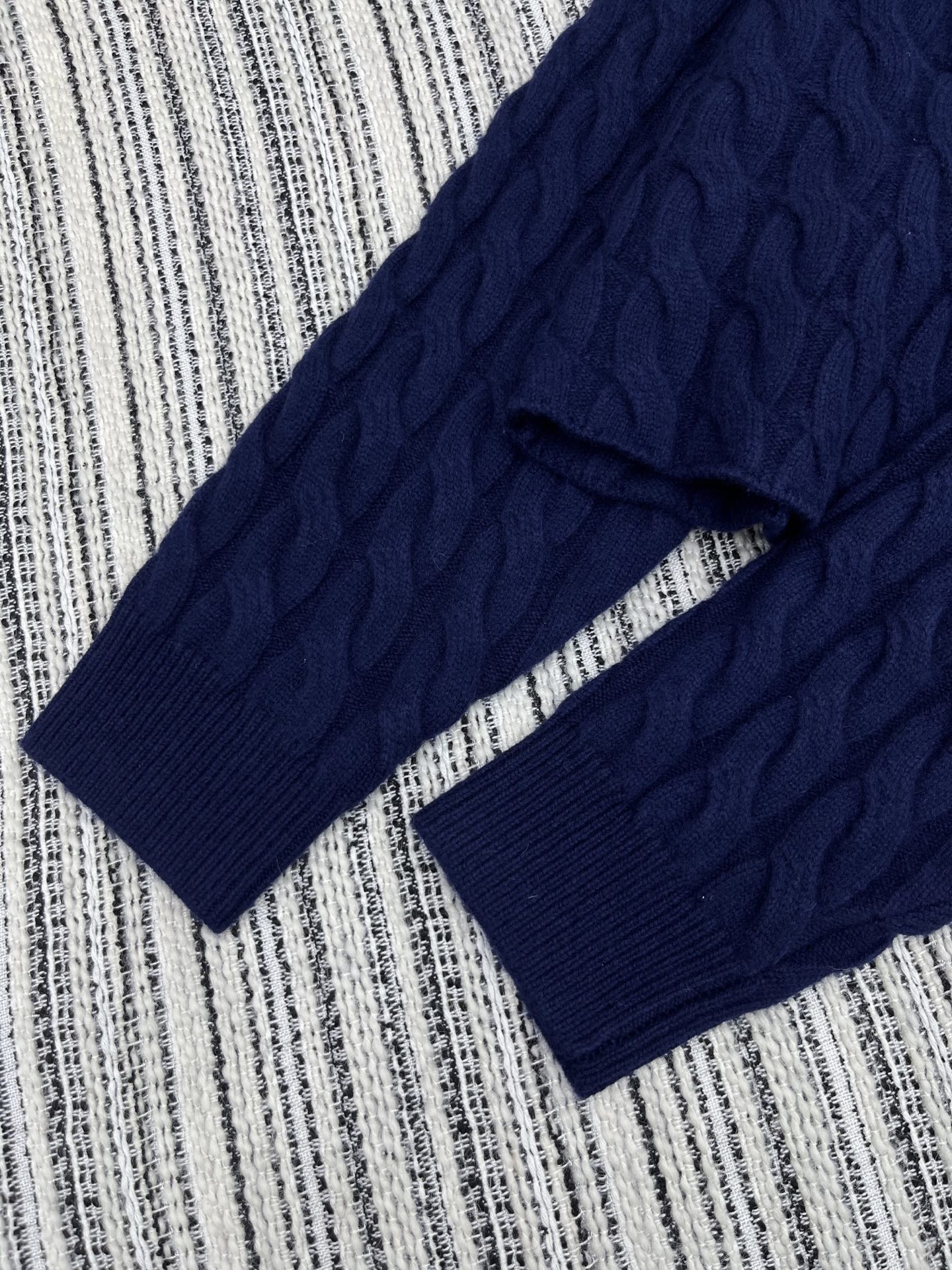 🛒𝐍𝐄𝐖 · 𝟐𝟎𝟐5/爆款现货【原版定制】Miu Mi *｜25秋冬新款圆领羊毛🦙麻花毛衣｜半裙，谁穿