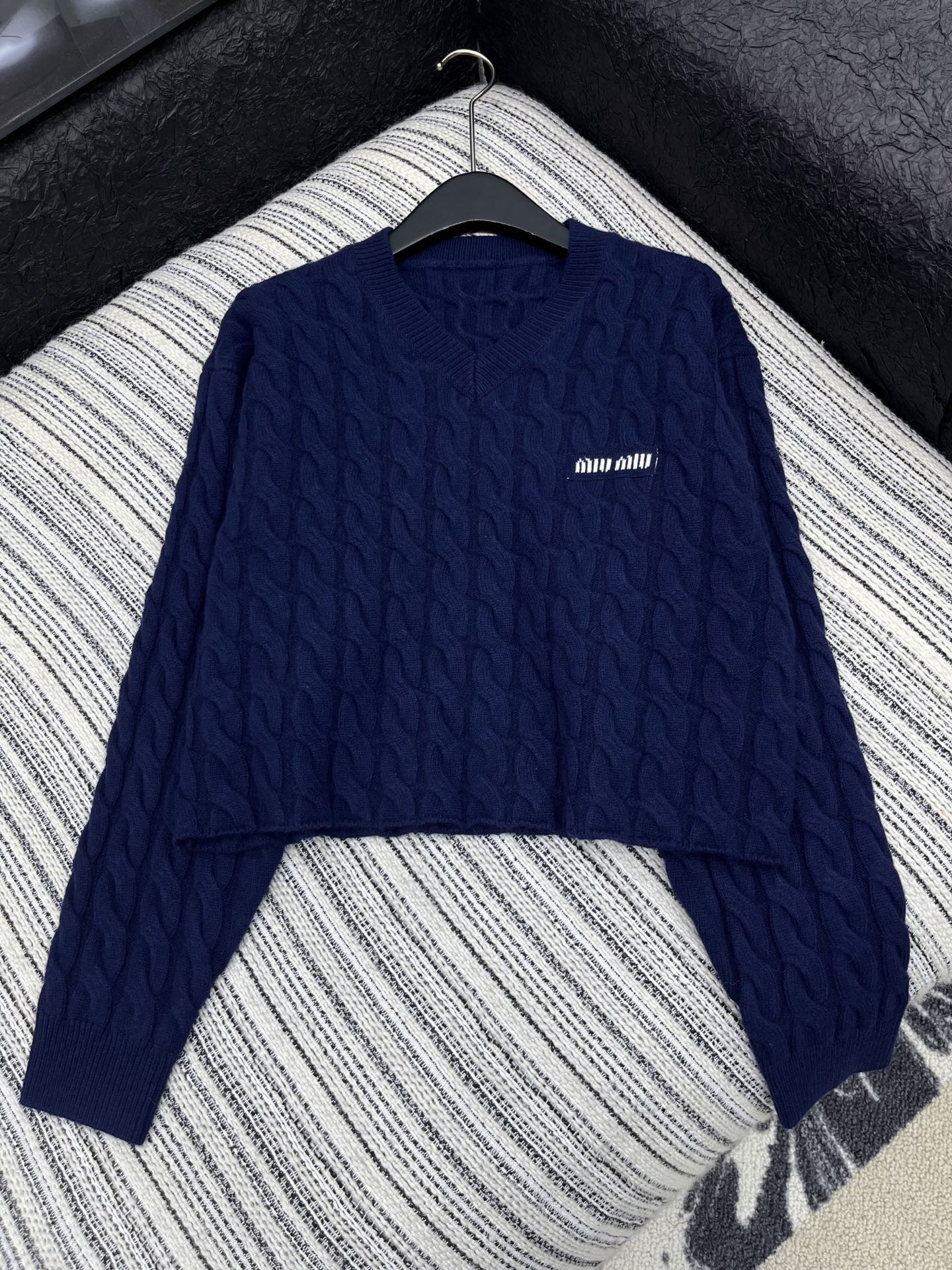 🛒𝐍𝐄𝐖 · 𝟐𝟎𝟐5/爆款现货【原版定制】Miu Mi *｜25秋冬新款圆领羊毛🦙麻花毛衣｜半裙，谁穿