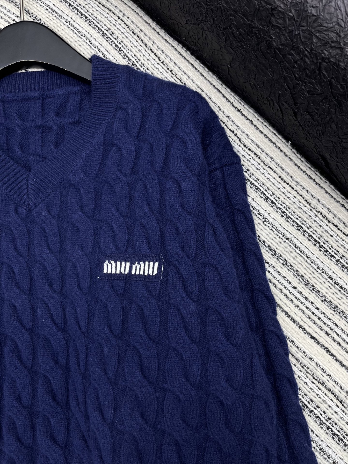 🛒𝐍𝐄𝐖 · 𝟐𝟎𝟐5/爆款现货【原版定制】Miu Mi *｜25秋冬新款圆领羊毛🦙麻花毛衣｜半裙，谁穿