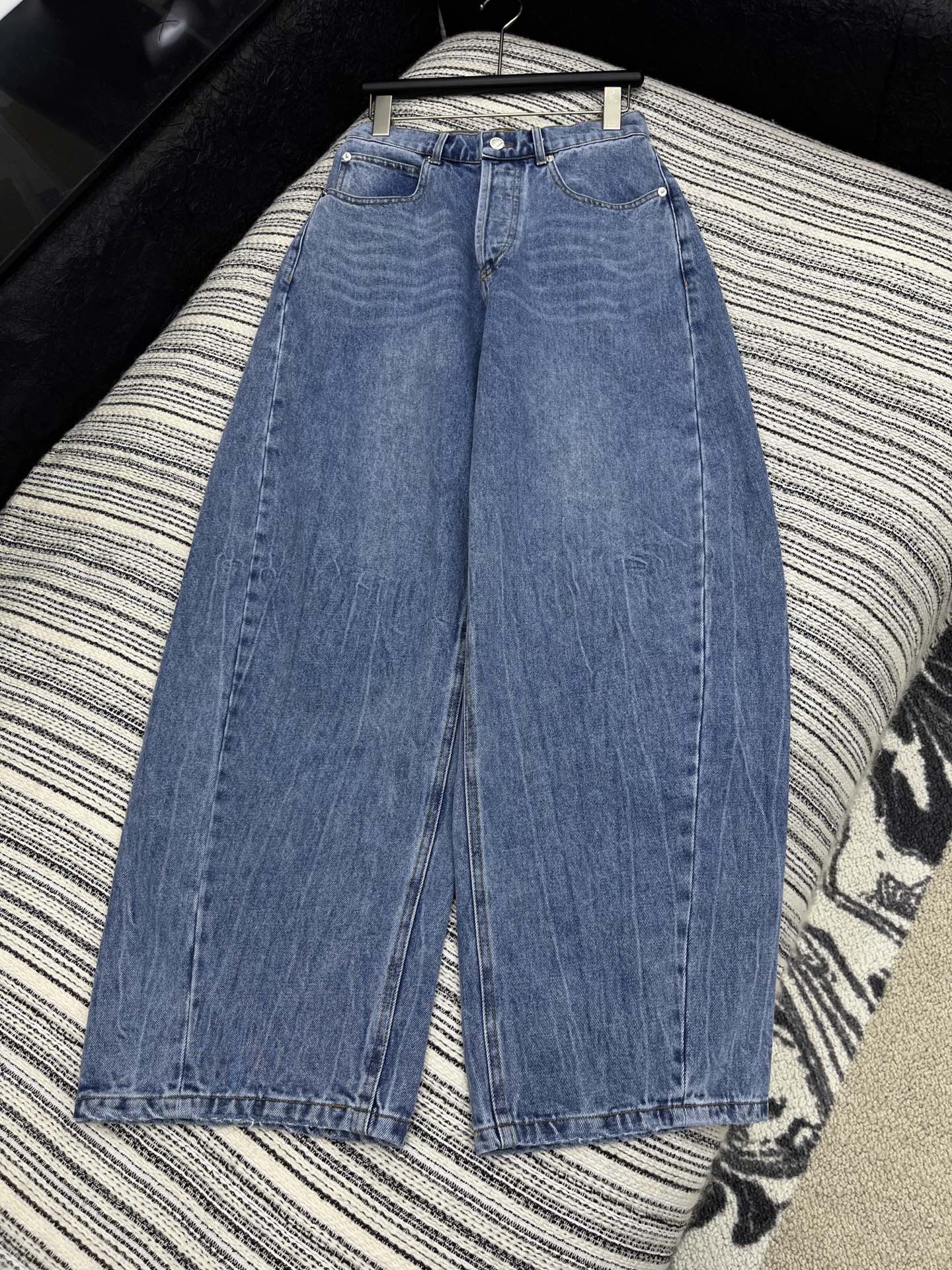 🛒𝐍𝐄𝐖 · 𝟐𝟎𝟐4/爆款现货【原版定制】Alex*｜大王家经典烫钻阔腿牛仔裤潮版奢侈品最新的版型 订