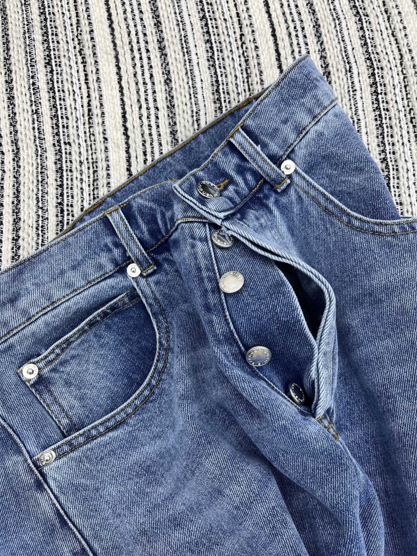 🛒𝐍𝐄𝐖 · 𝟐𝟎𝟐4/爆款现货【原版定制】Alex*｜大王家经典烫钻阔腿牛仔裤潮版奢侈品最新的版型 订