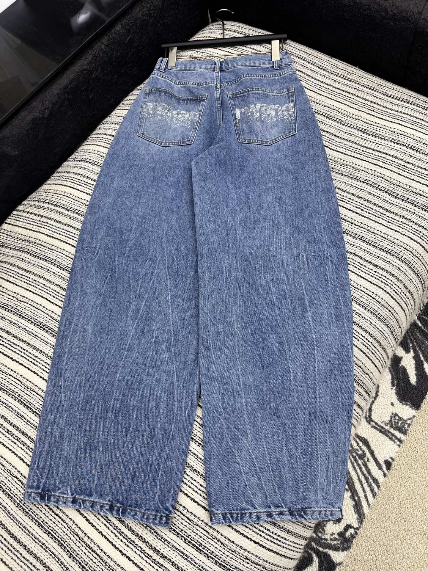 🛒𝐍𝐄𝐖 · 𝟐𝟎𝟐4/爆款现货【原版定制】Alex*｜大王家经典烫钻阔腿牛仔裤潮版奢侈品最新的版型 订