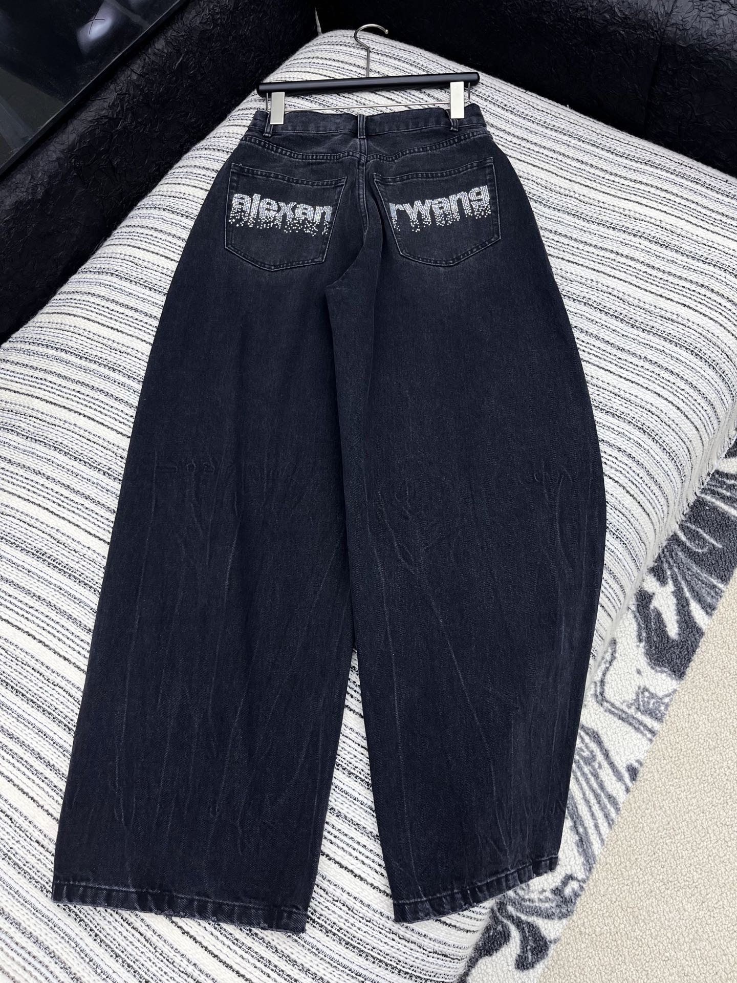 🛒𝐍𝐄𝐖 · 𝟐𝟎𝟐4/爆款现货【原版定制】Alex*｜大王家经典烫钻阔腿牛仔裤潮版奢侈品最新的版型 订