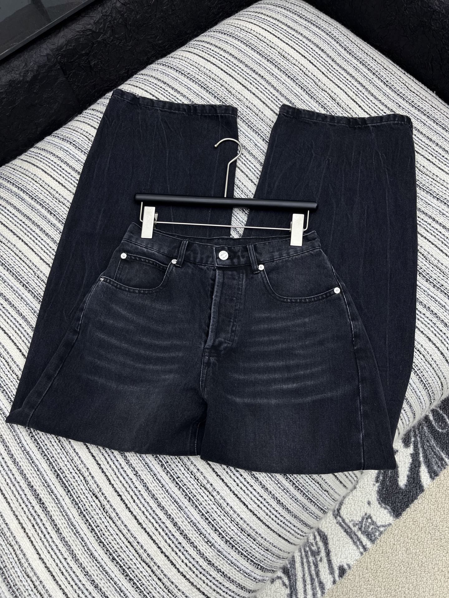 🛒𝐍𝐄𝐖 · 𝟐𝟎𝟐4/爆款现货【原版定制】Alex*｜大王家经典烫钻阔腿牛仔裤潮版奢侈品最新的版型 订