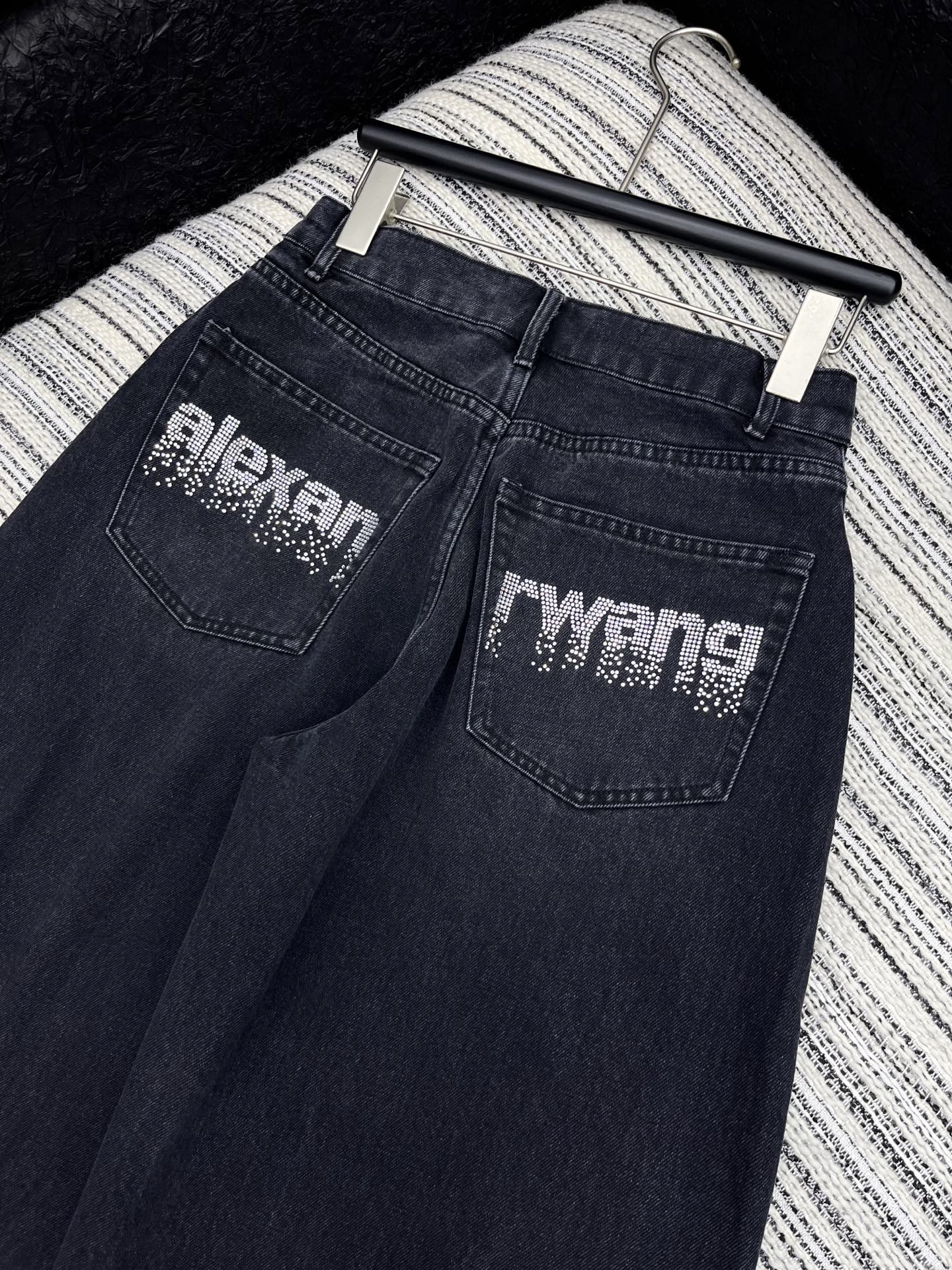 🛒𝐍𝐄𝐖 · 𝟐𝟎𝟐4/爆款现货【原版定制】Alex*｜大王家经典烫钻阔腿牛仔裤潮版奢侈品最新的版型 订