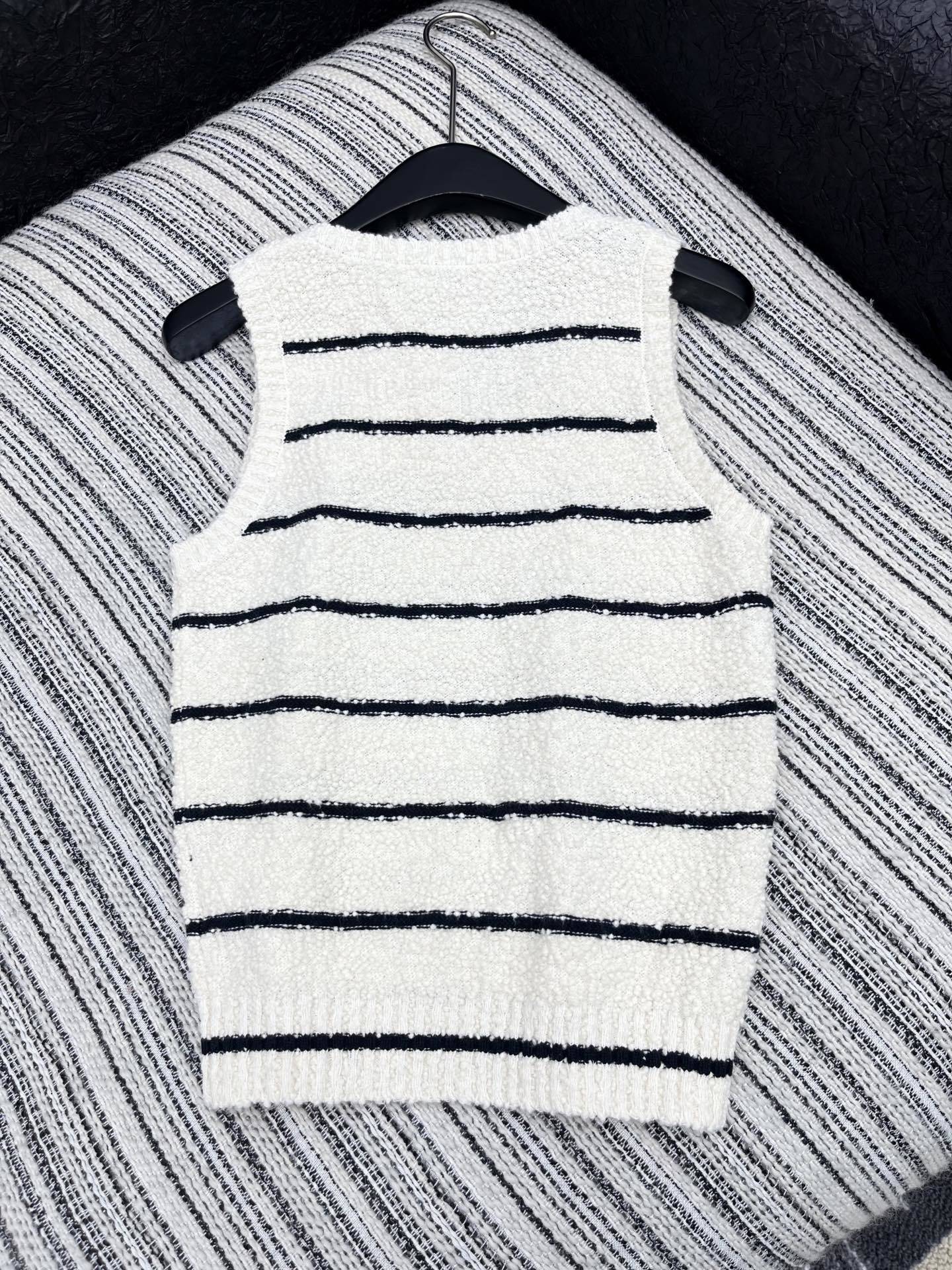 🛒𝐍𝐄𝐖 · 𝟐𝟎𝟐5/爆款现货原单品质 Dio*|25新品刺绣针织背心精致常规版型上身巨显瘦!定制重工