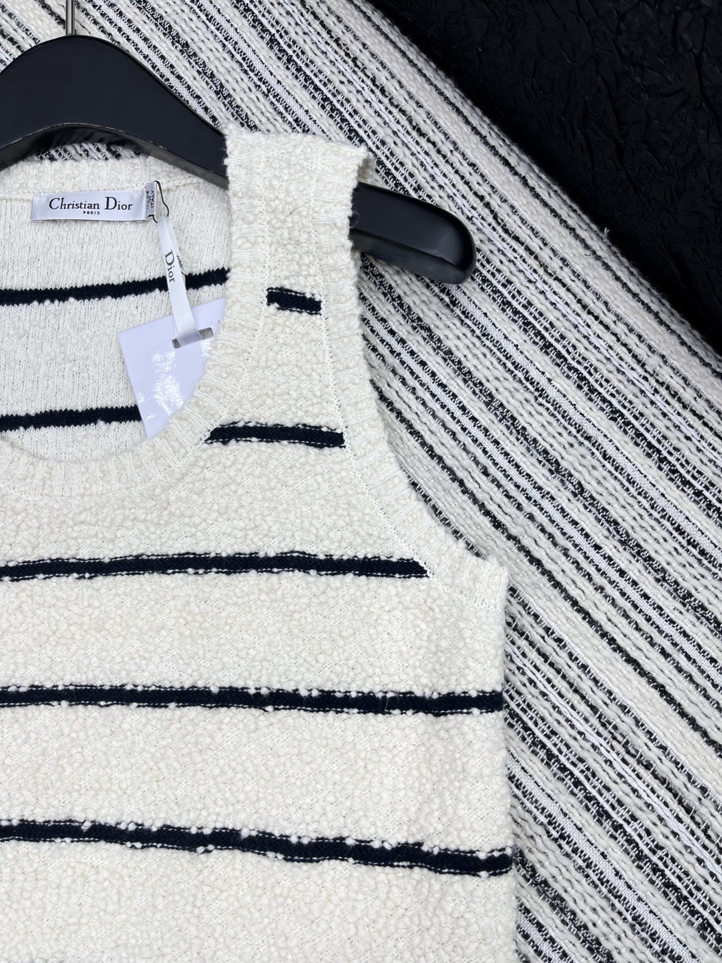 🛒𝐍𝐄𝐖 · 𝟐𝟎𝟐5/爆款现货原单品质 Dio*|25新品刺绣针织背心精致常规版型上身巨显瘦!定制重工