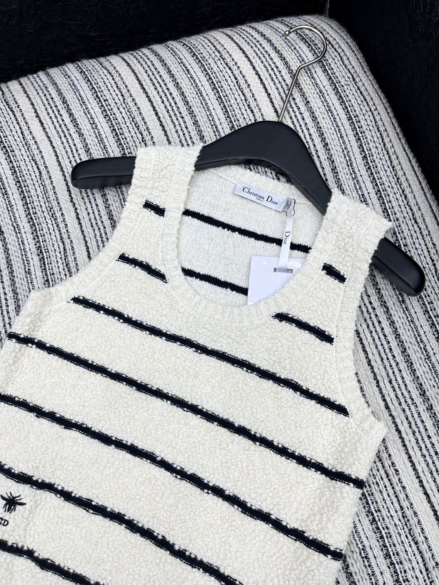 🛒𝐍𝐄𝐖 · 𝟐𝟎𝟐5/爆款现货原单品质 Dio*|25新品刺绣针织背心精致常规版型上身巨显瘦!定制重工