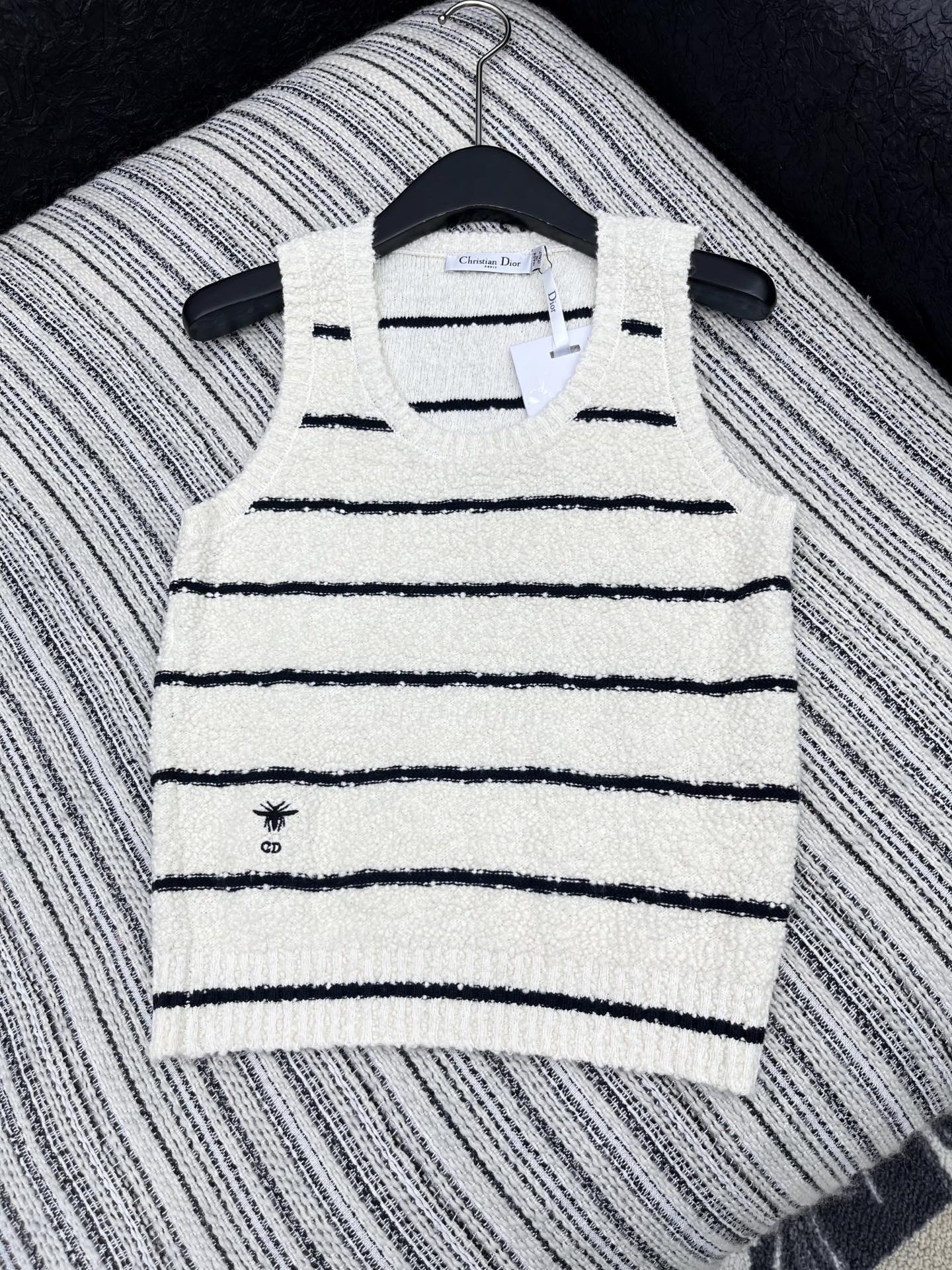 🛒𝐍𝐄𝐖 · 𝟐𝟎𝟐5/爆款现货原单品质 Dio*｜25新品刺绣针织背心精致常规版型上身巨显瘦！定制重工