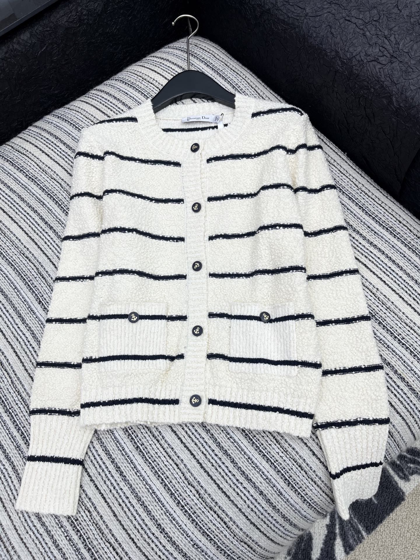 🛒𝐍𝐄𝐖 · 𝟐𝟎𝟐5/爆款现货原单品质 Dio*｜25新品刺绣针织开衫精致常规版型上身巨显瘦！定制重工