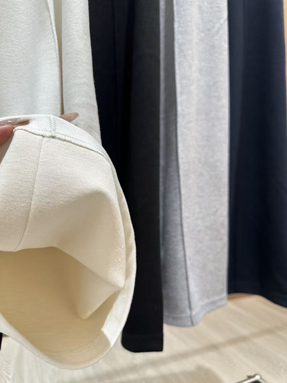 🛒𝐍𝐄𝐖 · 𝟐𝟎𝟐5/爆款现货设计师 原创｜抽绳松紧腰头休闲裤高品质面料质感柔软细腻舒适。撞色双C装饰