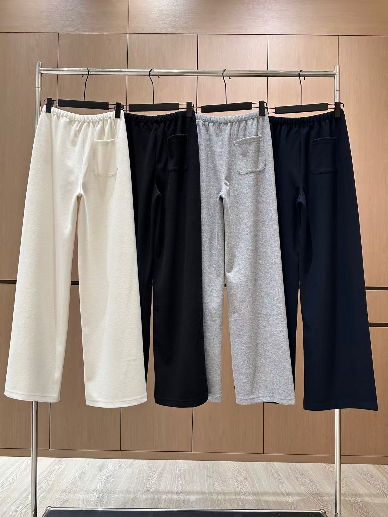 🛒𝐍𝐄𝐖 · 𝟐𝟎𝟐5/爆款现货设计师 原创｜抽绳松紧腰头休闲裤高品质面料质感柔软细腻舒适。撞色双C装饰