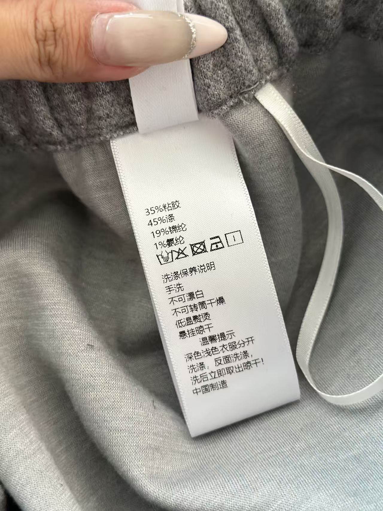 🛒𝐍𝐄𝐖 · 𝟐𝟎𝟐5/爆款现货设计师 原创｜抽绳松紧腰头休闲裤高品质面料质感柔软细腻舒适。撞色双C装饰