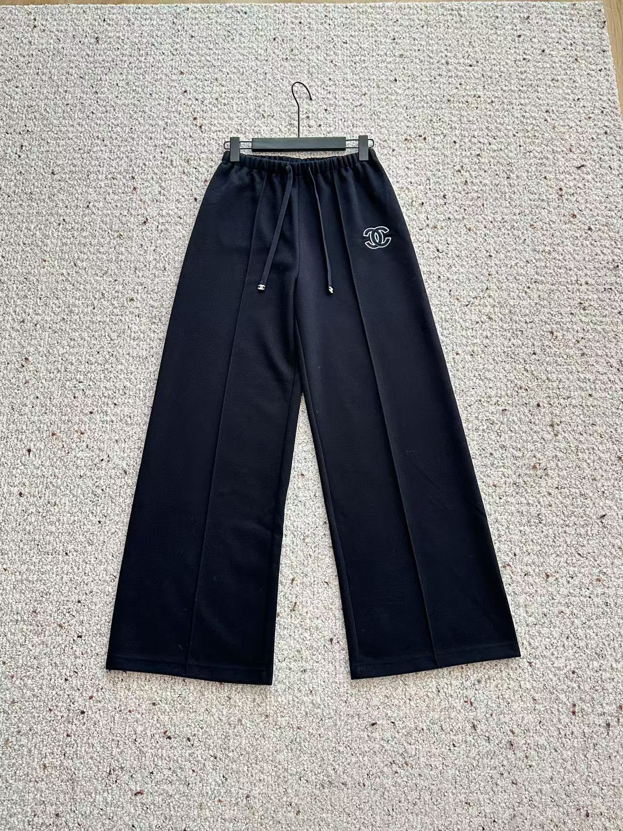 🛒𝐍𝐄𝐖 · 𝟐𝟎𝟐5/爆款现货设计师 原创｜抽绳松紧腰头休闲裤高品质面料质感柔软细腻舒适。撞色双C装饰