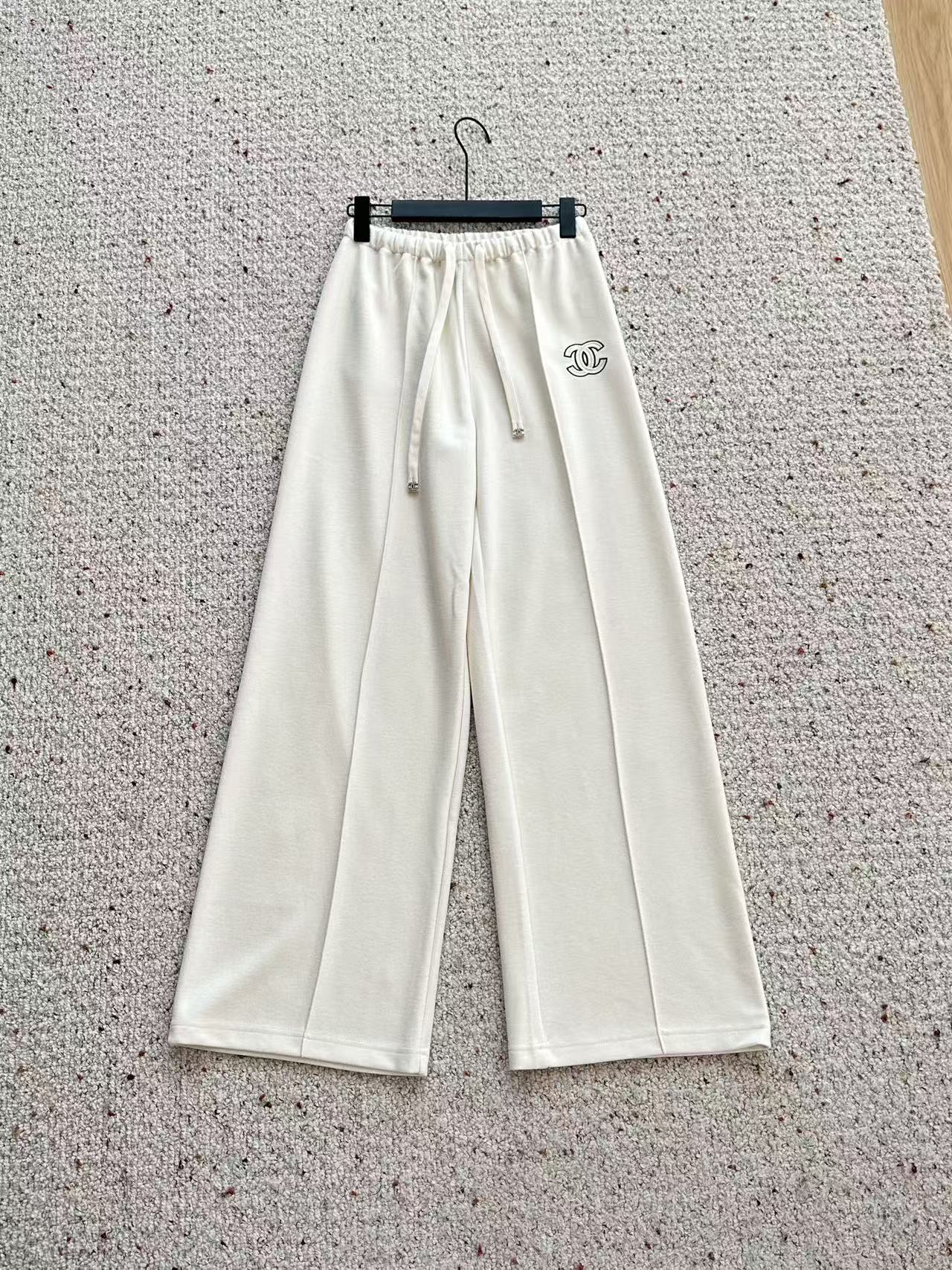 🛒𝐍𝐄𝐖 · 𝟐𝟎𝟐5/爆款现货设计师 原创｜抽绳松紧腰头休闲裤高品质面料质感柔软细腻舒适。撞色双C装饰