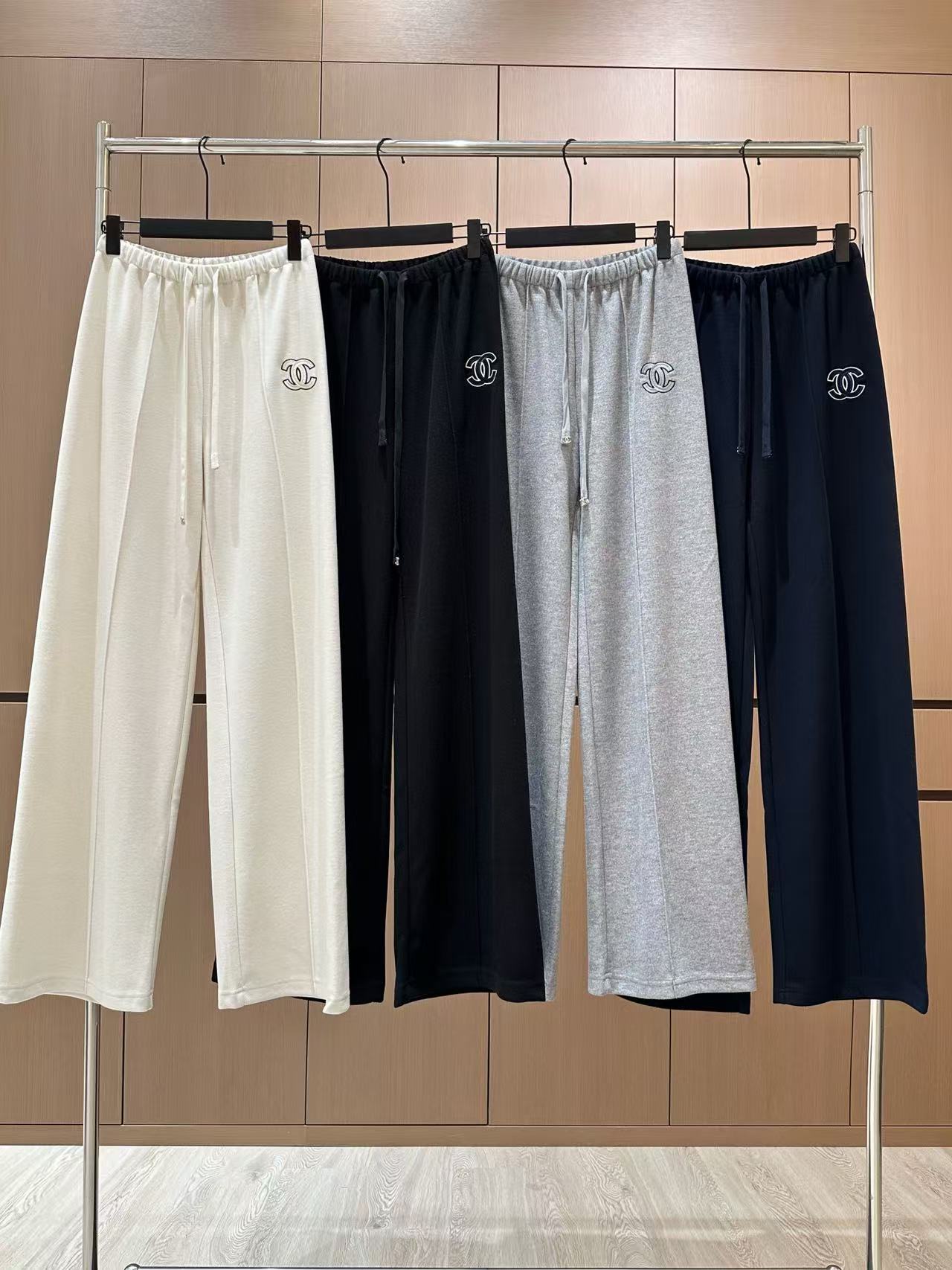 🛒𝐍𝐄𝐖 · 𝟐𝟎𝟐5/爆款现货设计师 原创｜抽绳松紧腰头休闲裤高品质面料质感柔软细腻舒适。撞色双C装饰