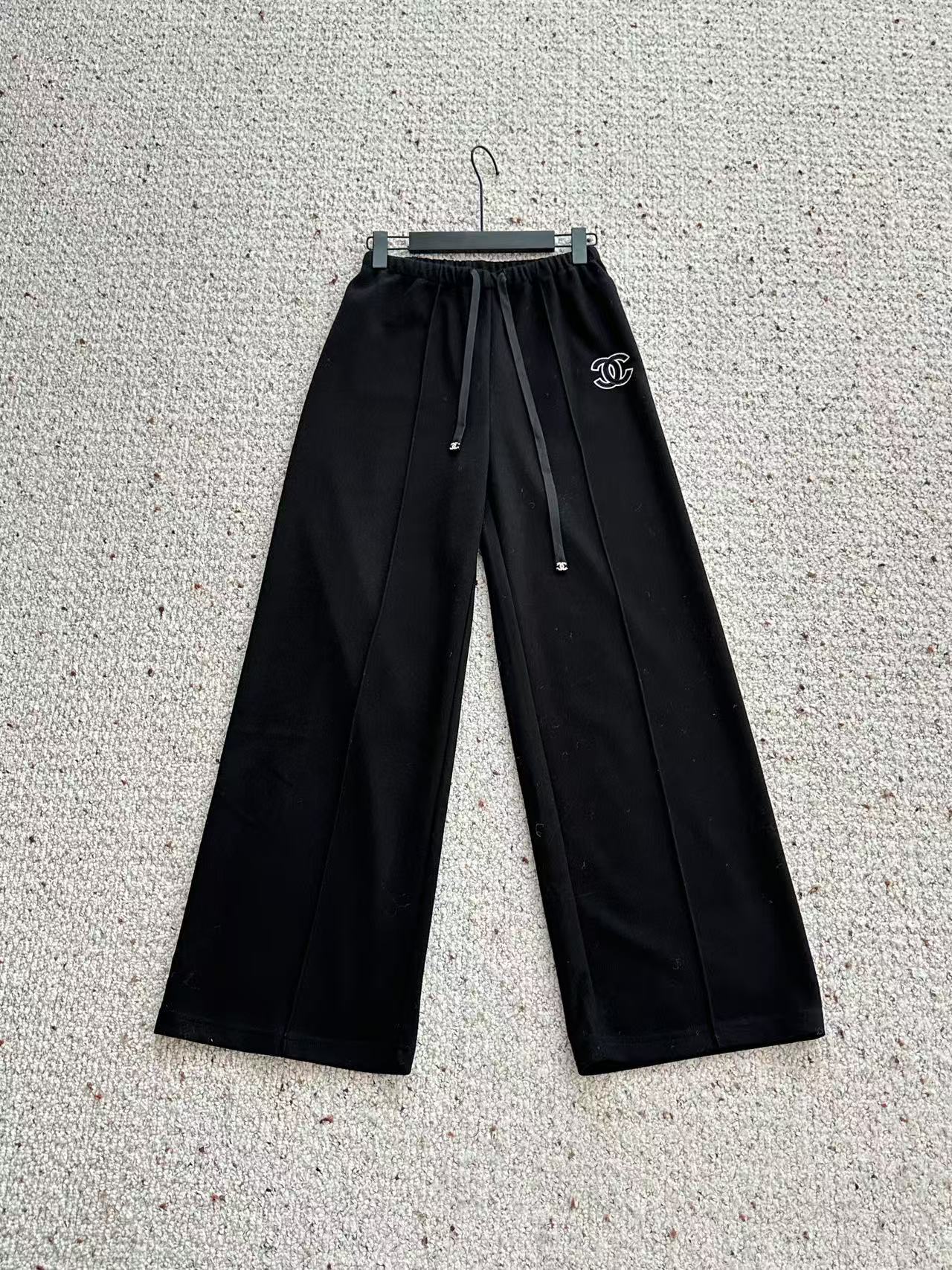 🛒𝐍𝐄𝐖 · 𝟐𝟎𝟐5/爆款现货设计师 原创｜抽绳松紧腰头休闲裤高品质面料质感柔软细腻舒适。撞色双C装饰