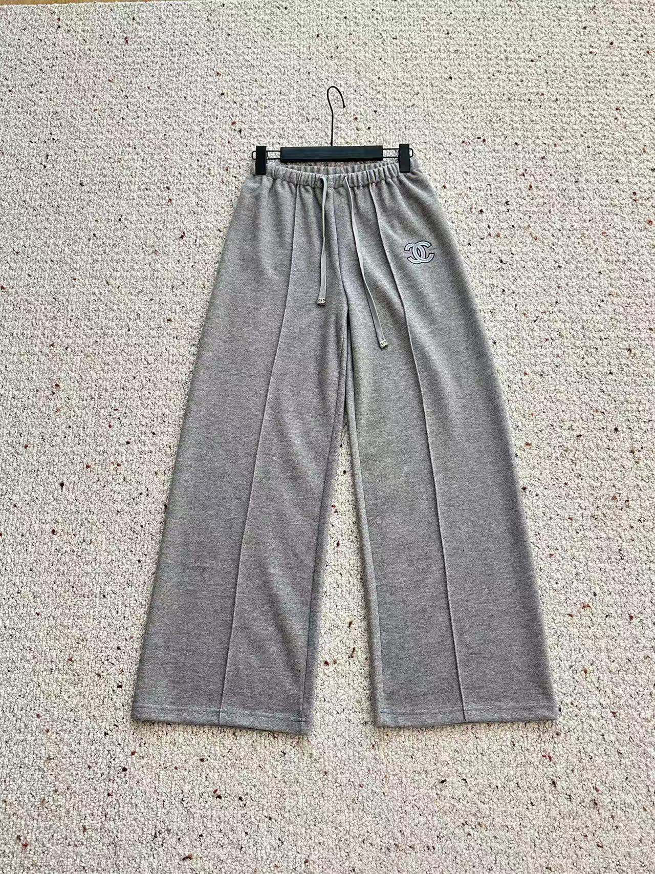 🛒𝐍𝐄𝐖 · 𝟐𝟎𝟐5/爆款现货设计师 原创｜抽绳松紧腰头休闲裤高品质面料质感柔软细腻舒适。撞色双C装饰