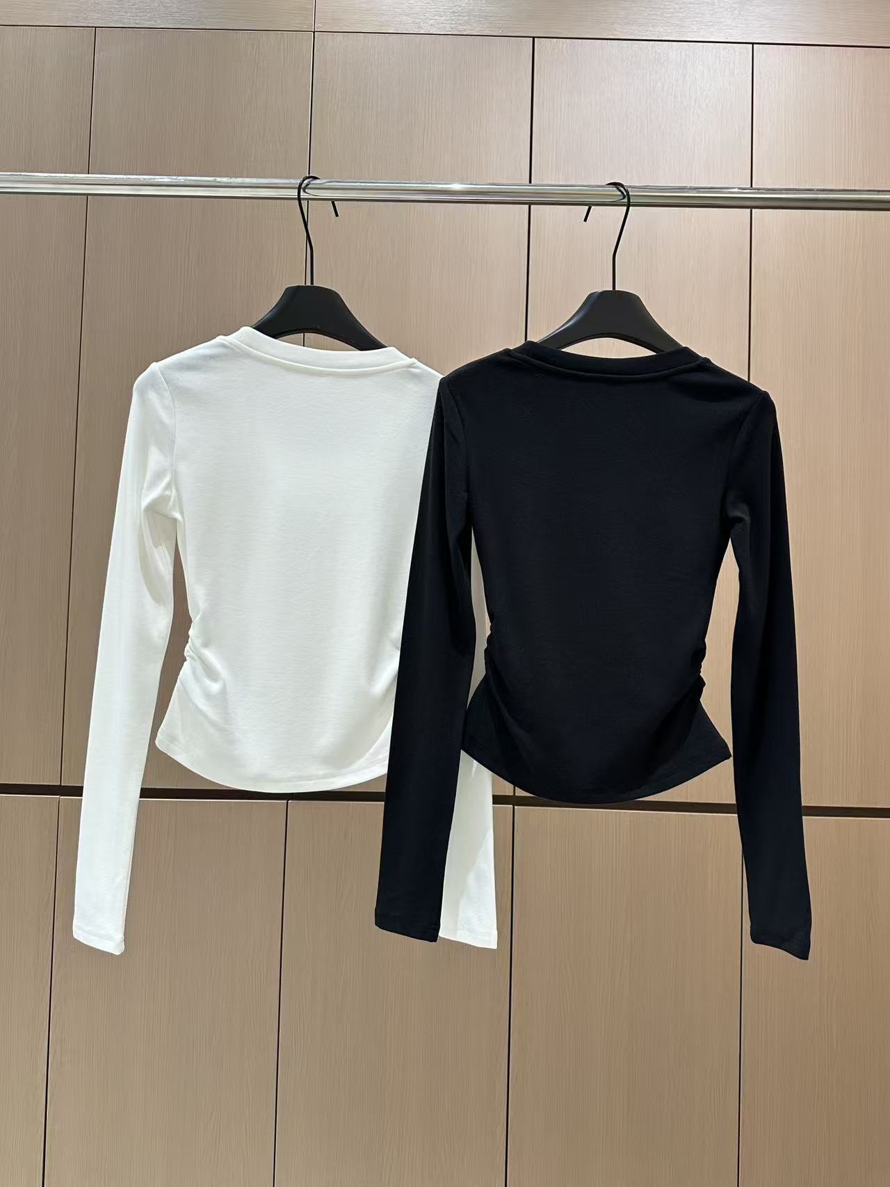 🛒𝐍𝐄𝐖 · 𝟐𝟎𝟐5/爆款现货设计师 原创｜2025新款加绒磨毛打底衫云感舒适的系列！上身的触感谁穿谁