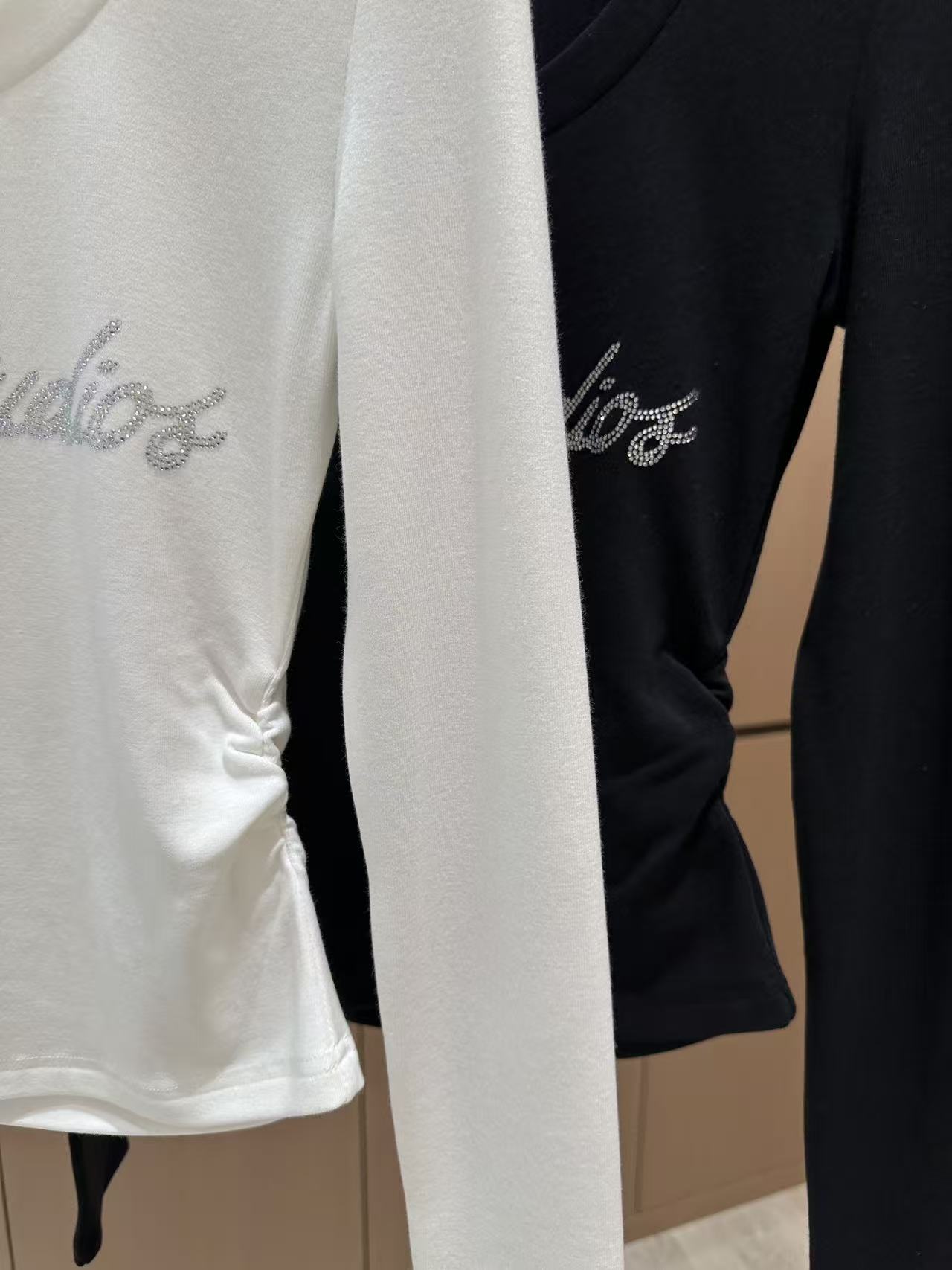 🛒𝐍𝐄𝐖 · 𝟐𝟎𝟐5/爆款现货设计师 原创｜2025新款加绒磨毛打底衫云感舒适的系列！上身的触感谁穿谁